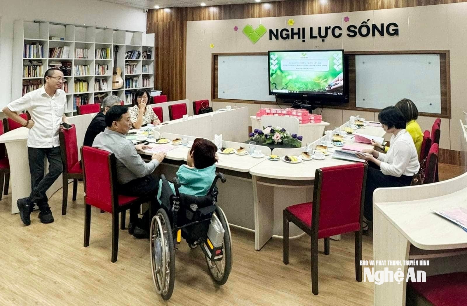 Cùng cộng sự trong Công ty cổ phần Nghị lực sống.