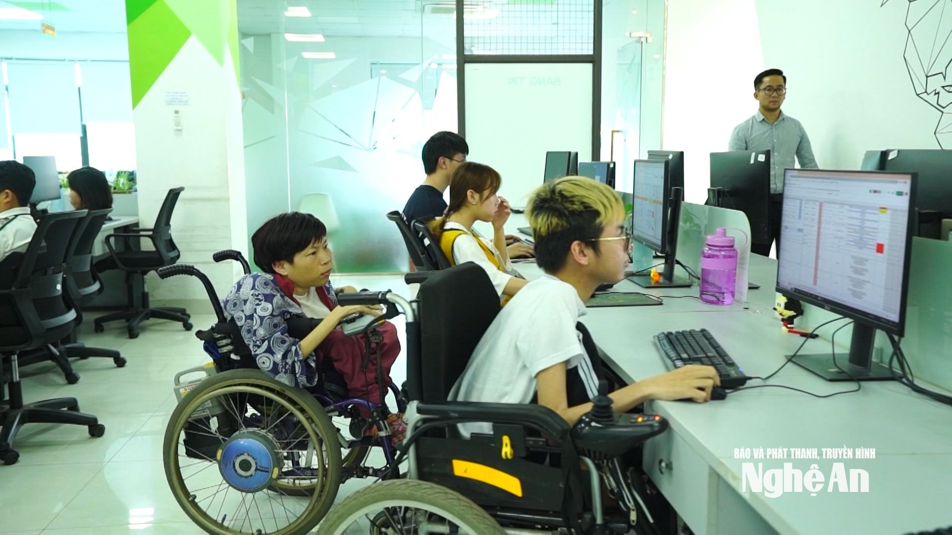 Hỗ trợ em Nguyễn Mạnh Dũng (đến từ phường Hòa Bình).