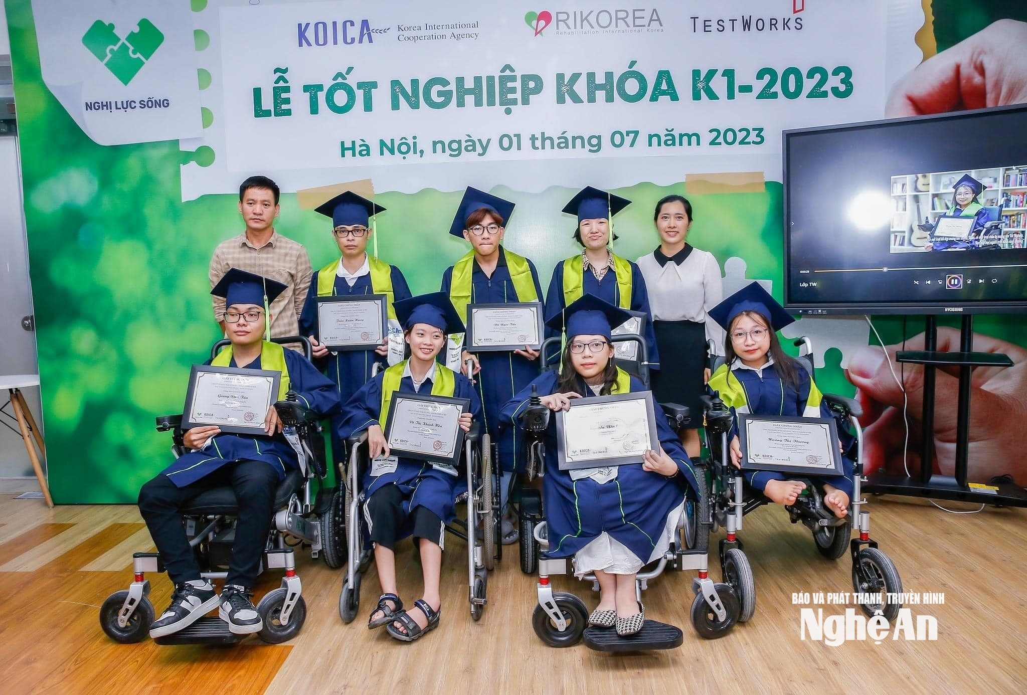 Những cánh chim non tung cánh.