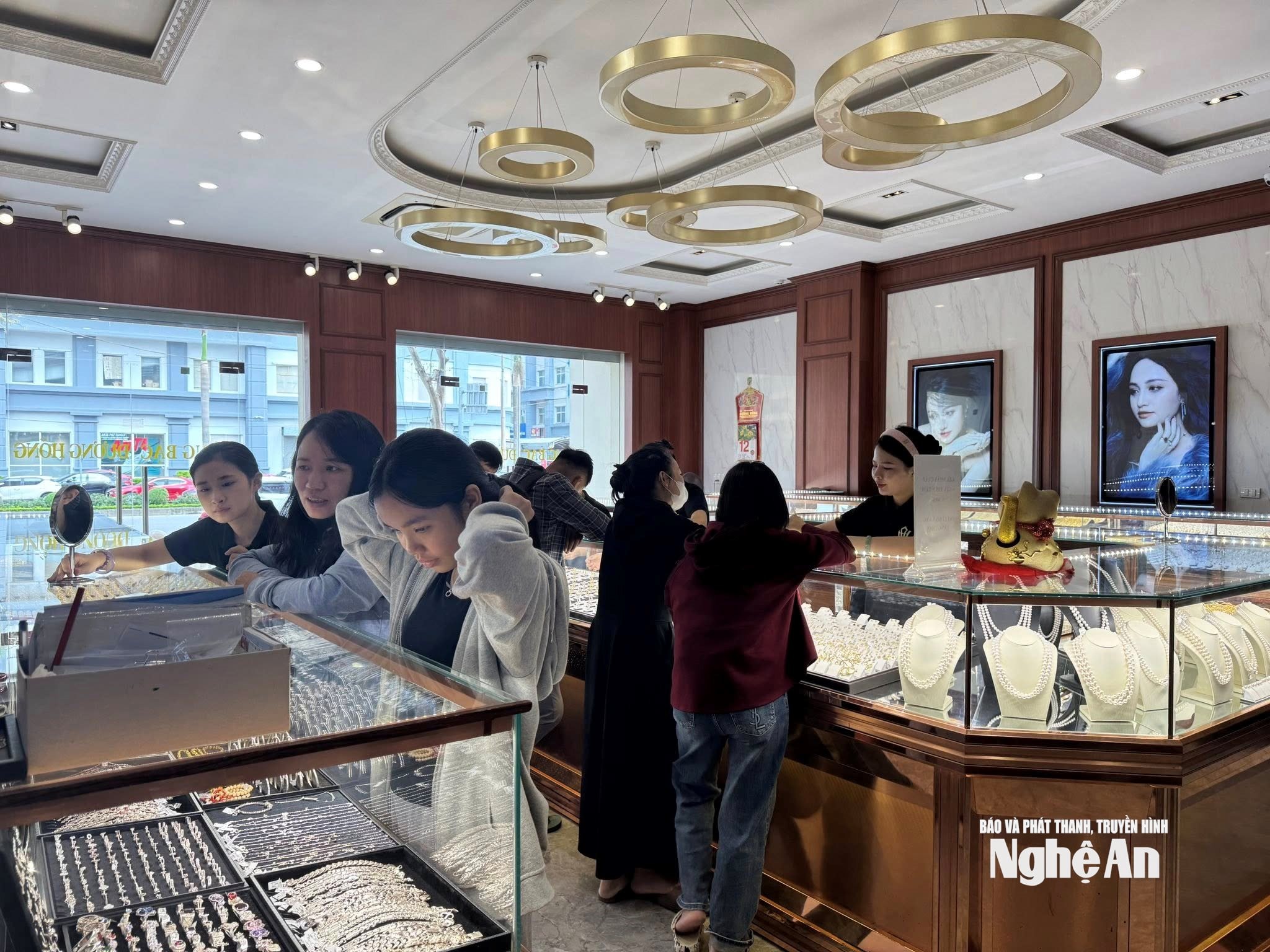 Nhiều người đến tiệm vàng chủ yếu mua