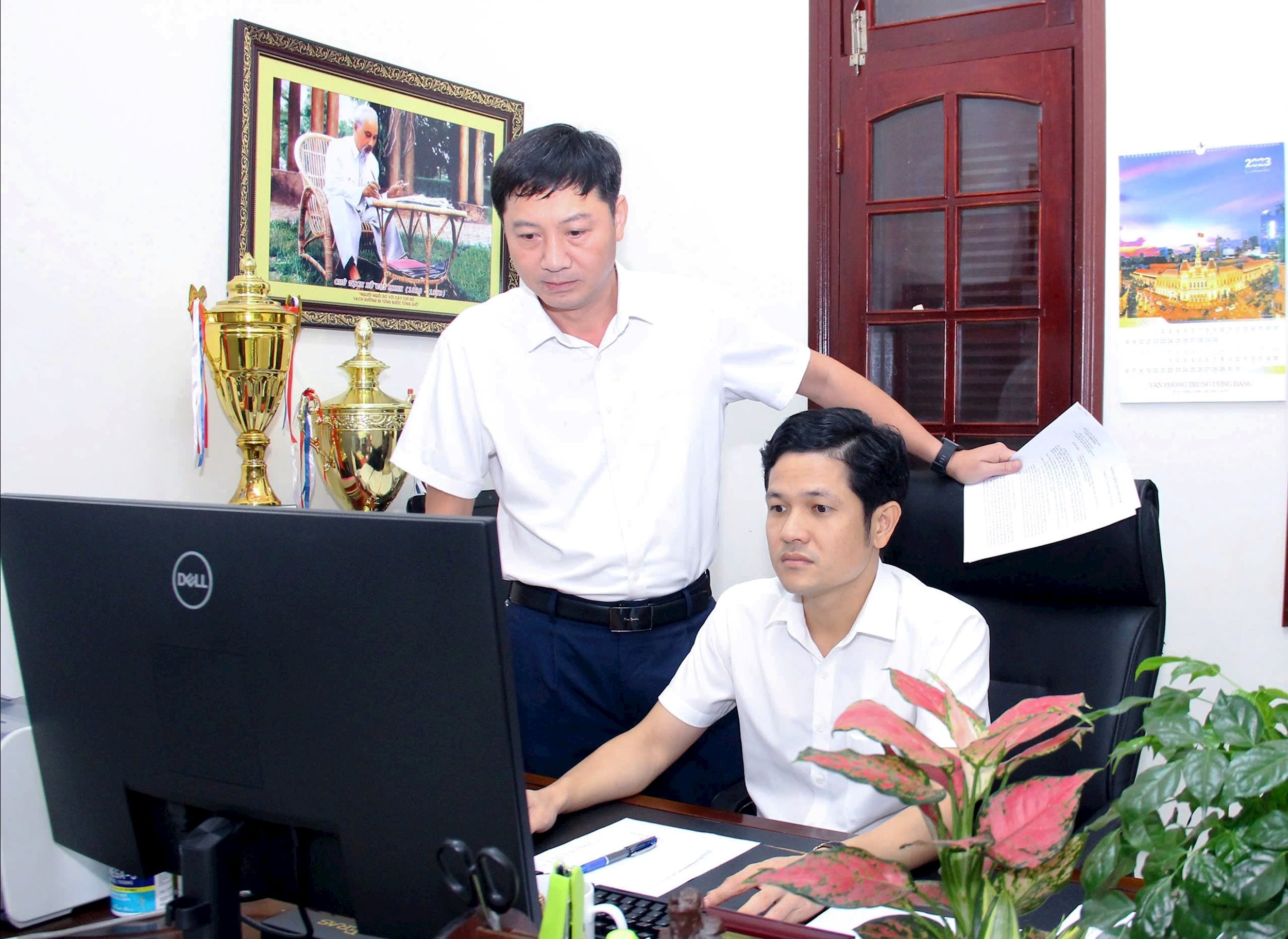 Cán bộ Phòng Tài chính, Văn phòng Tỉnh phản soát, tổng hợp, tham mưu dự toán ngân sách năm 2026. Ảnh Mai Hoa