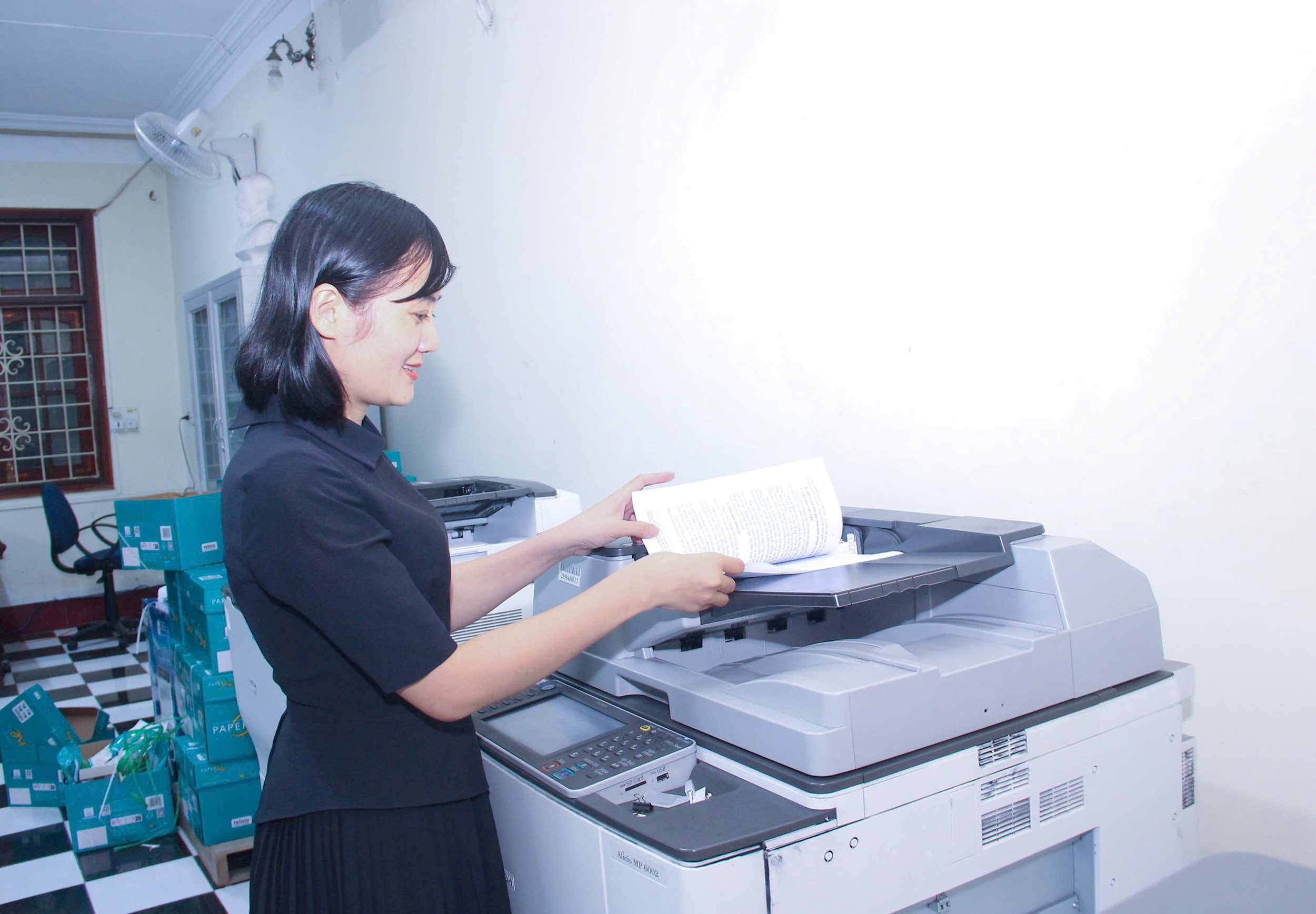 Cán bộ văn thư - lưu trữ Văn phòng Tỉnh ủy in ấn tài liệu. Ảnh Mai Hoa