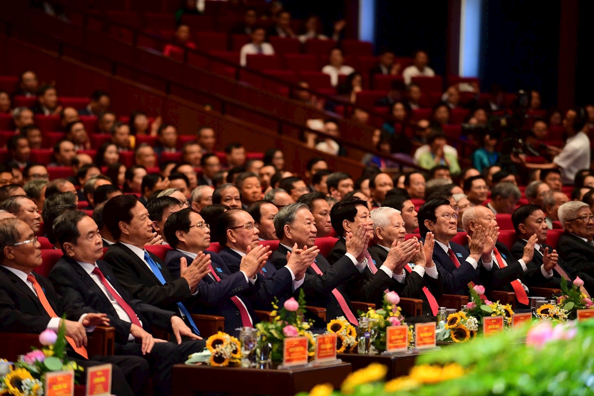 Tổng Bí thư Tô Lâm cùng các đồng chí lãnh đạo, nguyên lãnh đạo Đảng, Nhà nước dự Đại hội đại biểu Đảng bộ thành phố Hà Nội lần thứ XVIII. Ảnh: Viết Thành