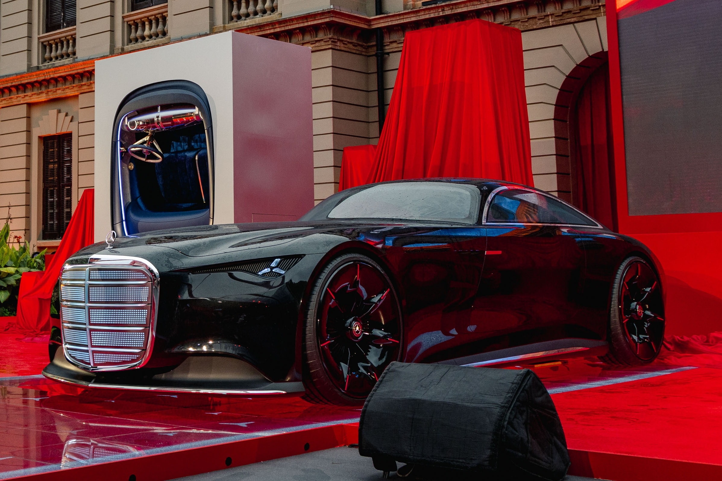 Phần đầu xe Mercedes-Benz Vision Iconic với lưới tản nhiệt phát sáng và cụm đèn hình ngôi sao ba cánh đặc trưng.