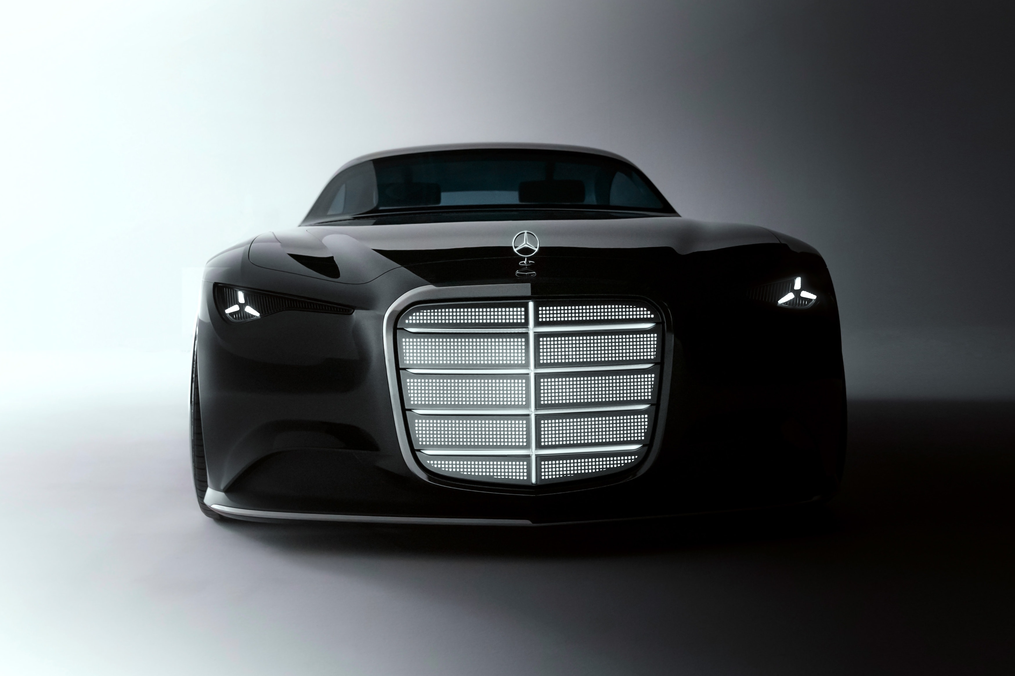 Đuôi xe Mercedes-Benz Vision Iconic được thiết kế tối giản với dải đèn LED mỏng và logo lấy cảm hứng từ mẫu 300 SL.