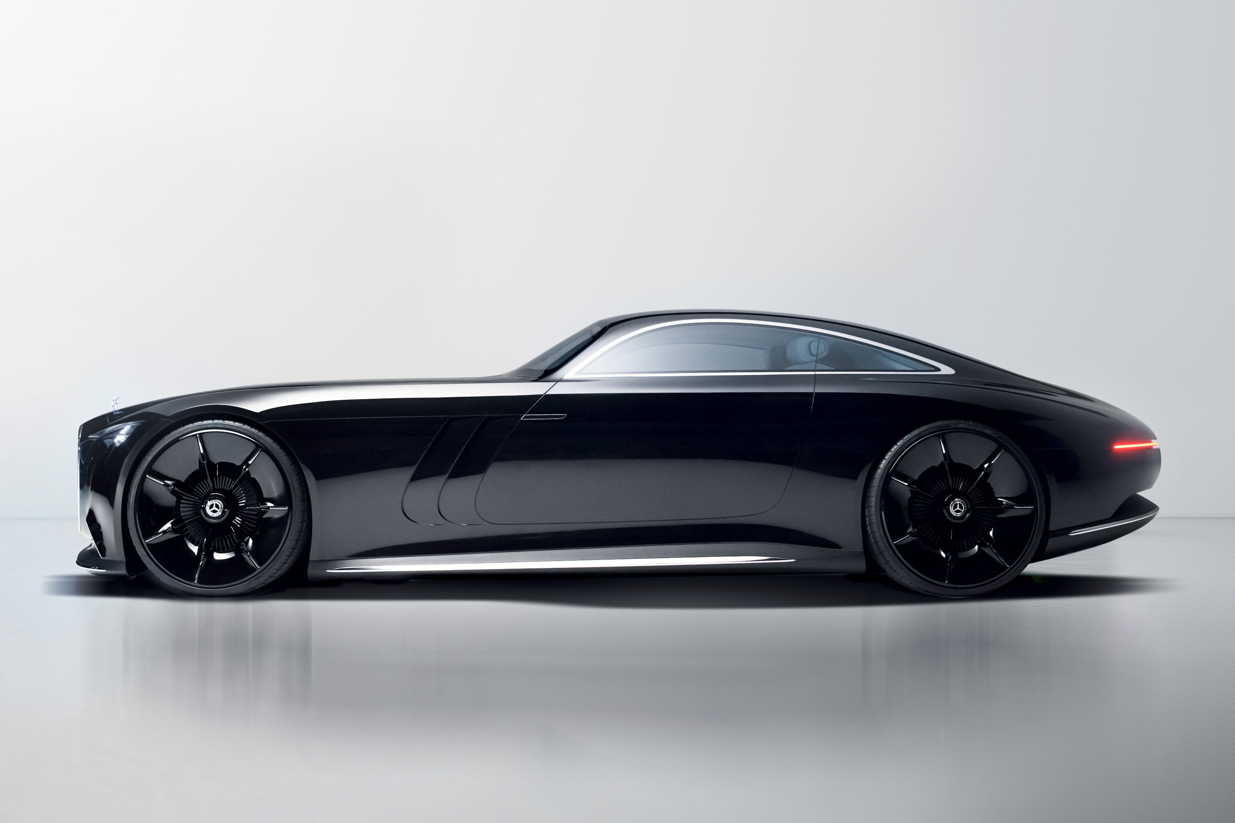 Sàn xe được chế tác bằng kỹ thuật khảm rơm tinh xảo, một nghệ thuật trang trí cao cấp từ thế kỷ 17.