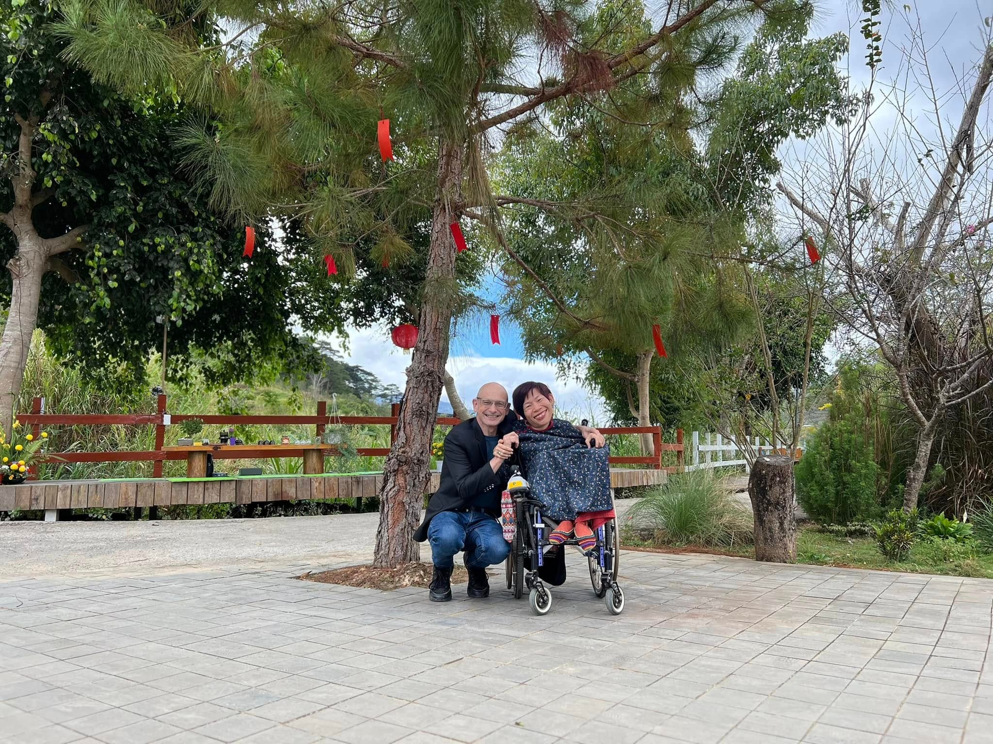 Mùa đông, lúc nào Neil cũng sợ Vân bị lạnh.