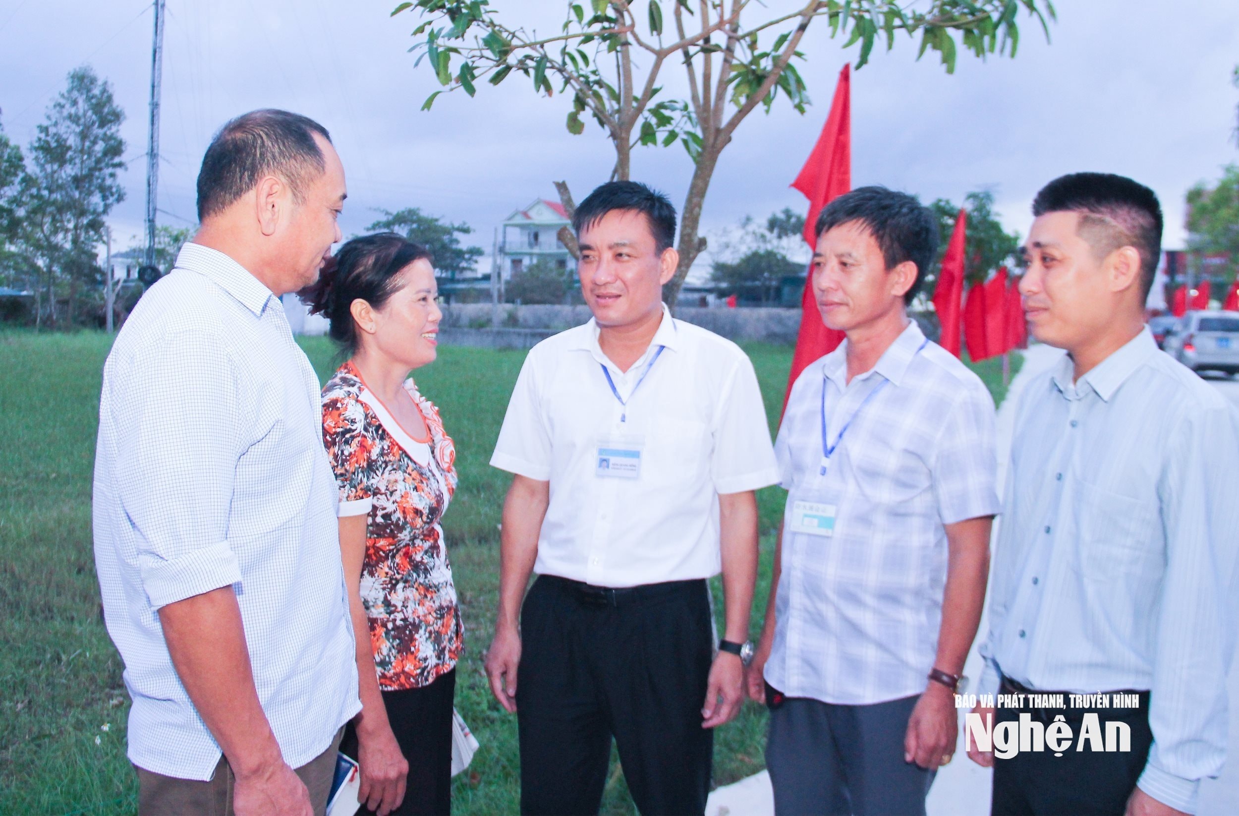  Lãnh đạo xã Minh Châu trao đổi với cán bộ xóm về triển khai, đưa nghi quyết đại hội vào cuộc sống. Ảnh- Mai Hoa