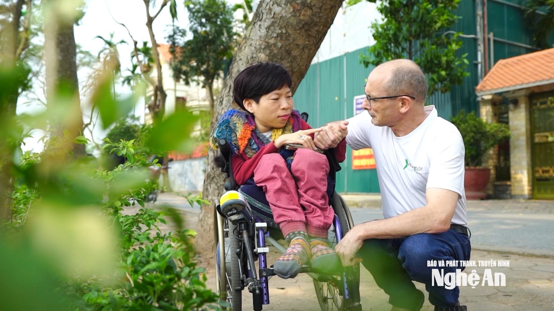 'Ngày hôm nay, anh vẫn đang còn yêu em' (Neil Bowden Laurence).