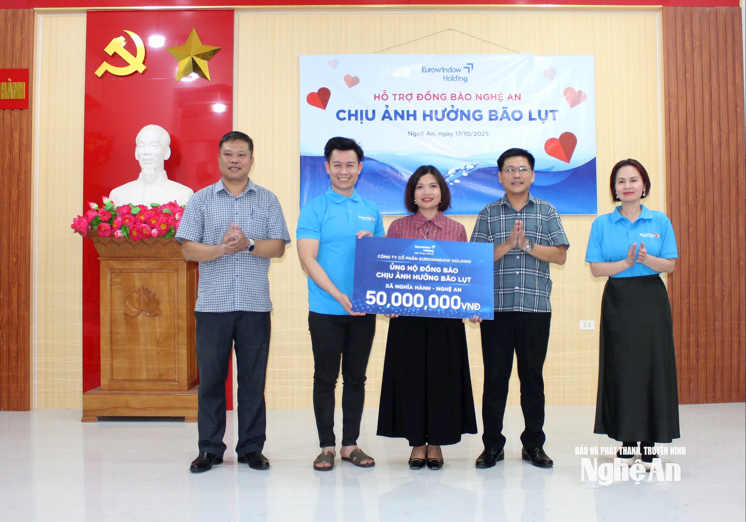 Trao biểu trưng hỗ trợ người dân xã Nghĩa Hành khắc phục hậu quả lũ lụt. Ảnh: Đinh Ng