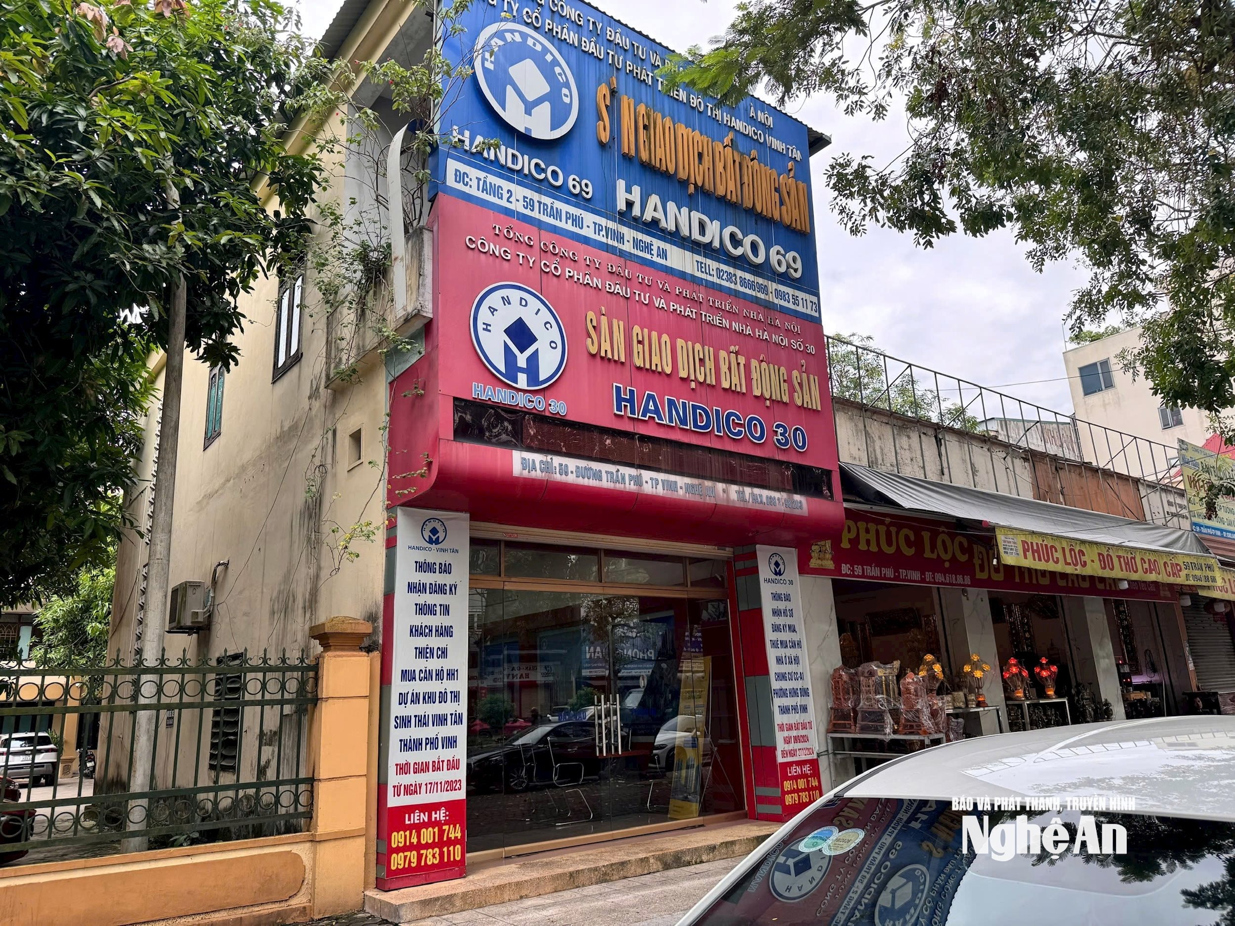 Sàn giao dịch Bất động sản của Công ty CP xây dung va kinh doanh nhà Hà Nội tại đường Trần Phú. Ảnh: Nguyễn Hải