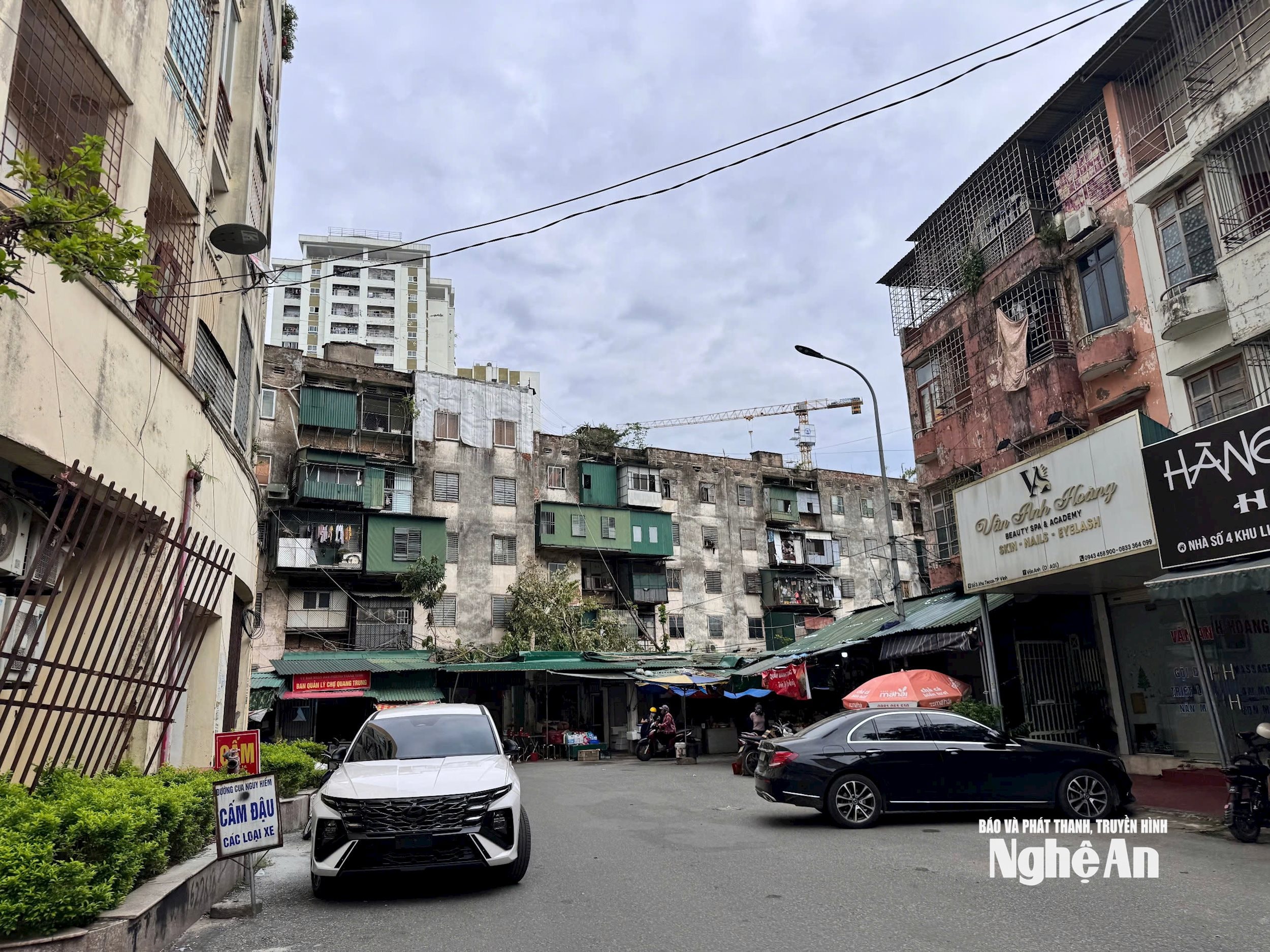 Dãy nhà C thuộc Khu chung cư Quang Trung đang xuống cấp cần đẩy nhanh tiến độ cải tạo. Ảnh Nguyễn Hải