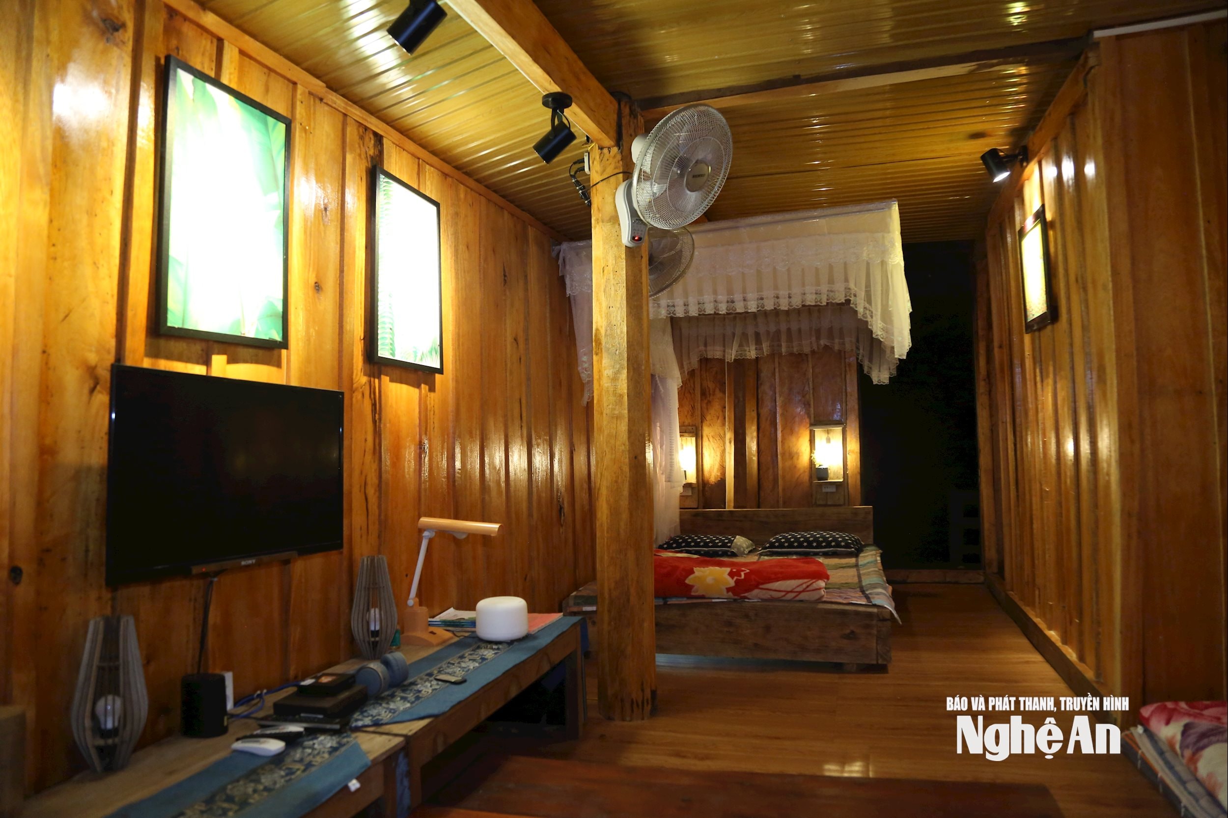 Những ngôi nhà sàn nay được sửa sang, trang bị thêm tiện nghi để phục vụ du khách. Ảnh: Đình Tuyên