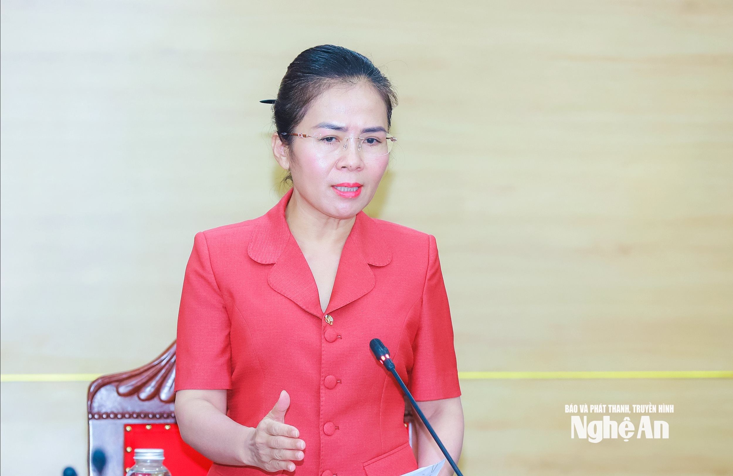 Đồng chí Võ Thị Minh Sinh - Phó Bí thư Tỉnh ủy, Chủ tịch Ủy ban MTTQ Việt Nam tỉnh, Trưởng Đoàn đại biểu Quốc hội tỉnh chủ trì cuộc làm việc. Ảnh: Thành Duy