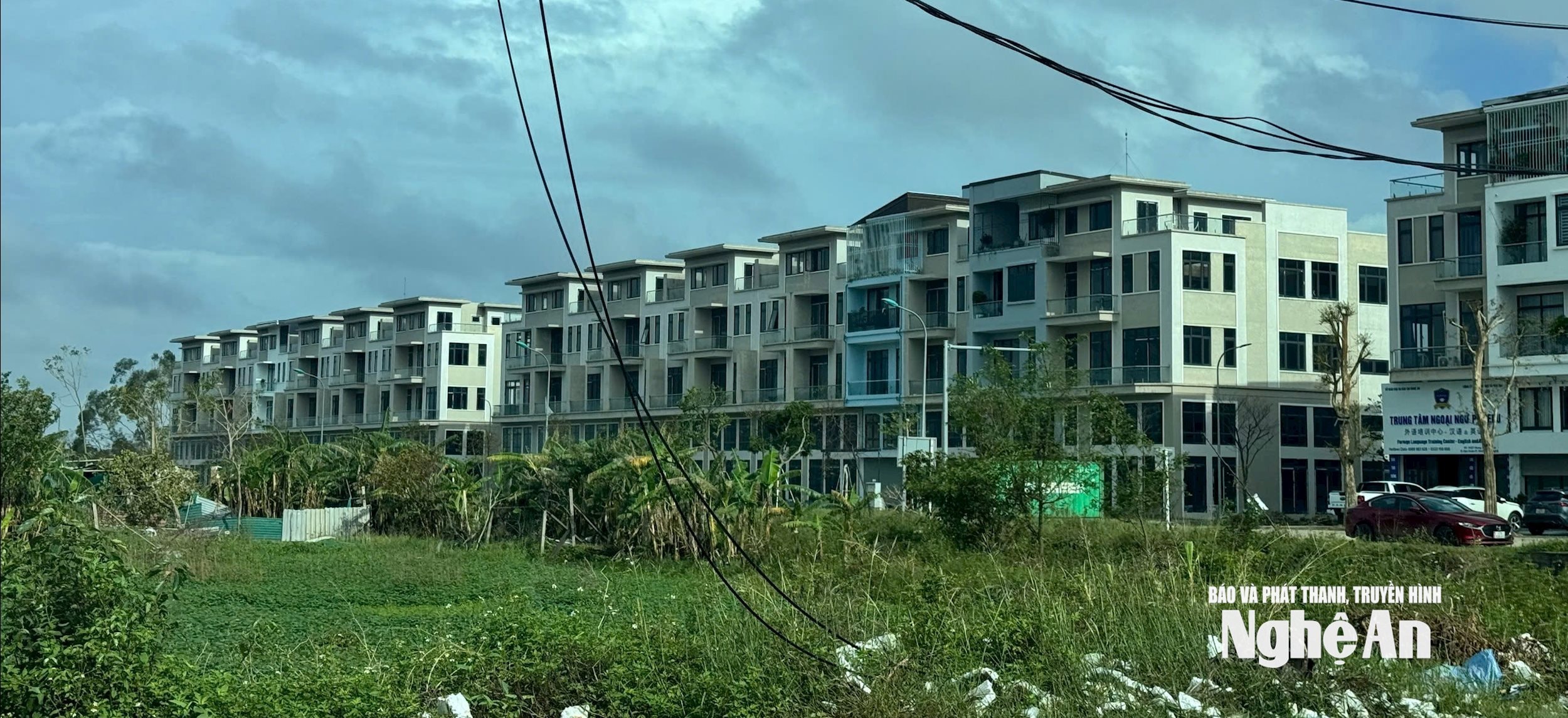 Khu biệt thự liền kề thuộc dự án Hưng Lộc Homes cạnh đường 35 xây xong bỏ hoang vì chưa có người đến ở.