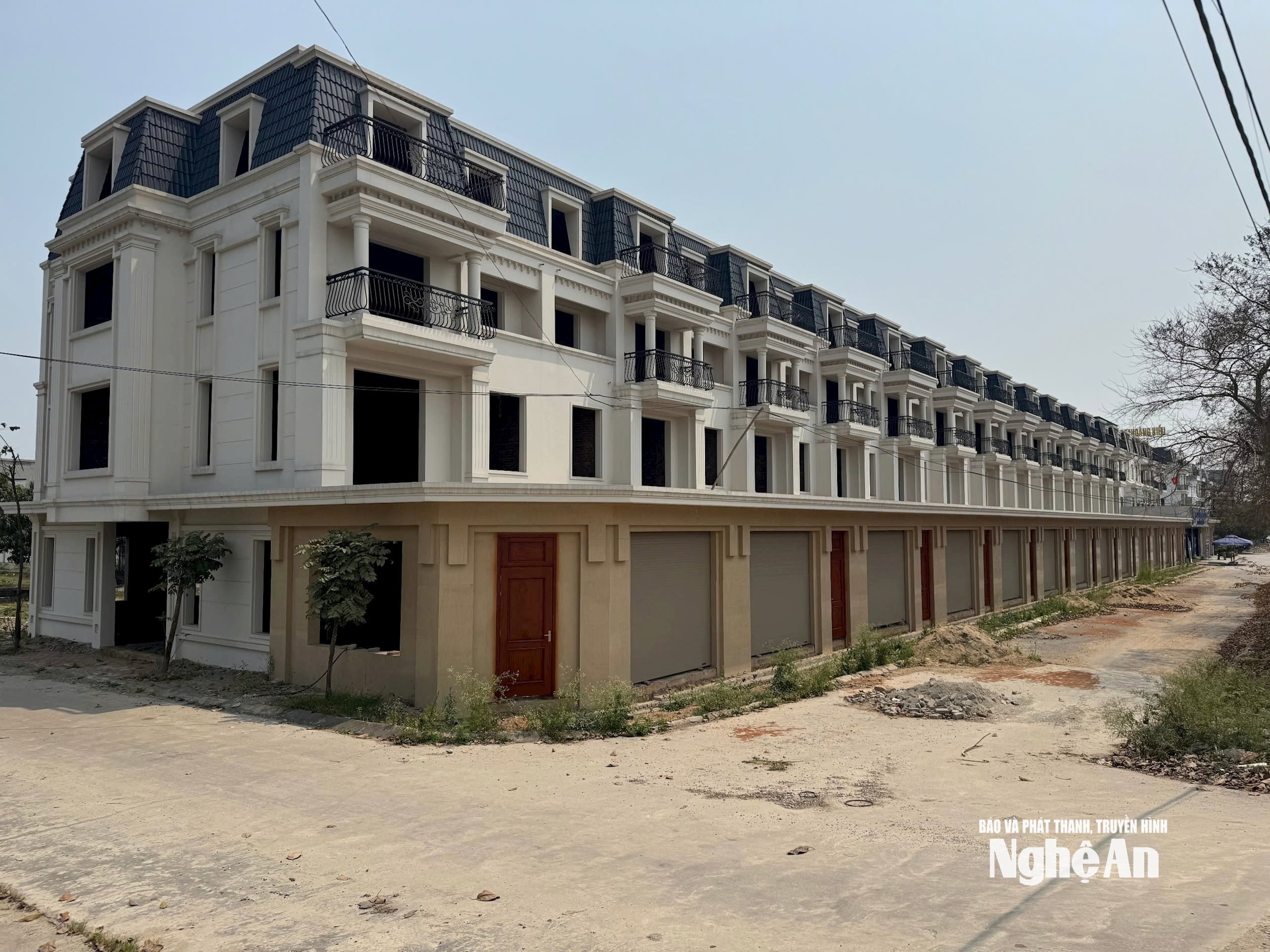 Một dãy căn hộ liền kề của một dự án Khu đô thị mới ở Phường Hoàng Mai hoàn thành xong khá lâu nhưng bỏ hoang vì không có người mua sử dụng. Ảnh Nguyễn Hải