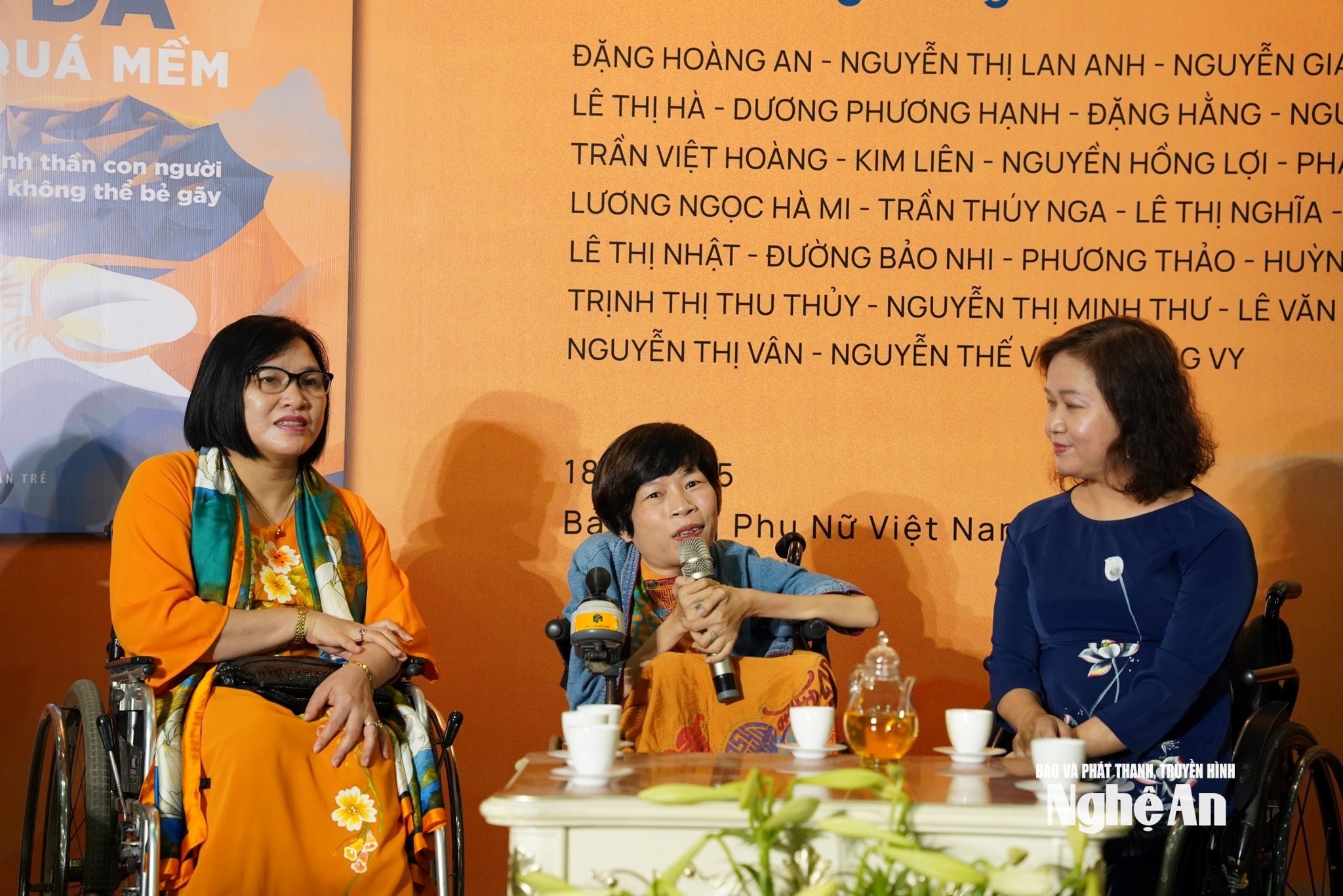 Nghị lực sống và Hội thảo 'Trao quyền cho phụ nữ khuyết tật'.