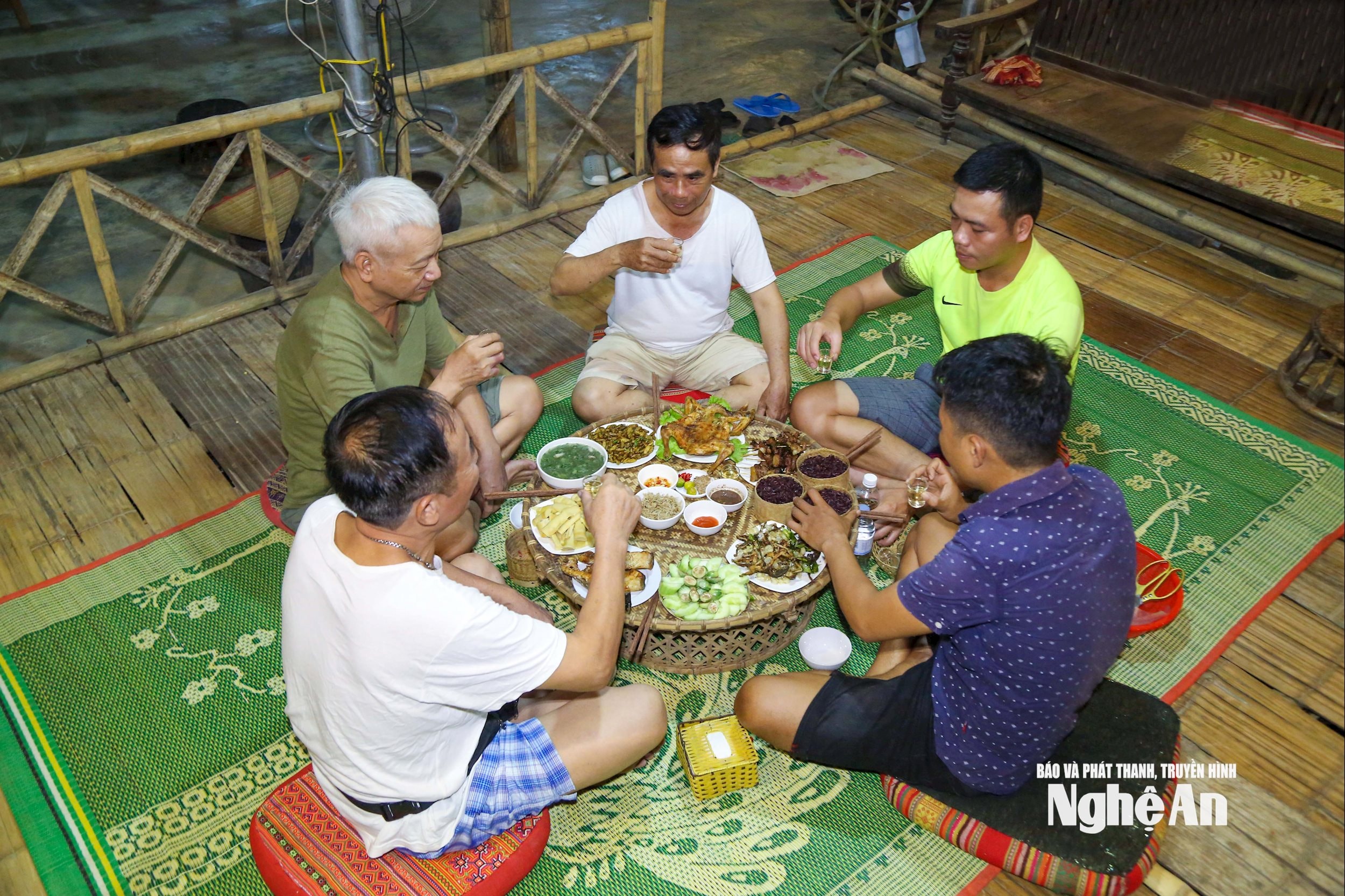 Thực khách thưởng thức các món ăn truyền thống chế biến từ sản vật địa phương của đồng bào Thái khi về Bản Hoa Tiến (xã Châu Tie). Ảnh: Đình Tuyên