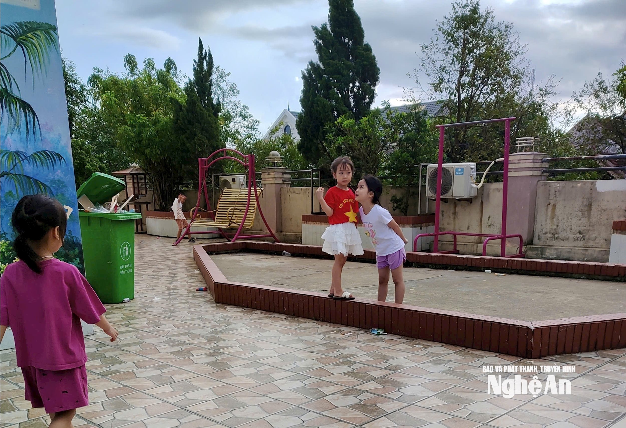 Tiện ích khu vui chơi cho trẻ em và hầm để xe của 1 chung cư thuộc phường Trường Vinh. Ảnh Quang An