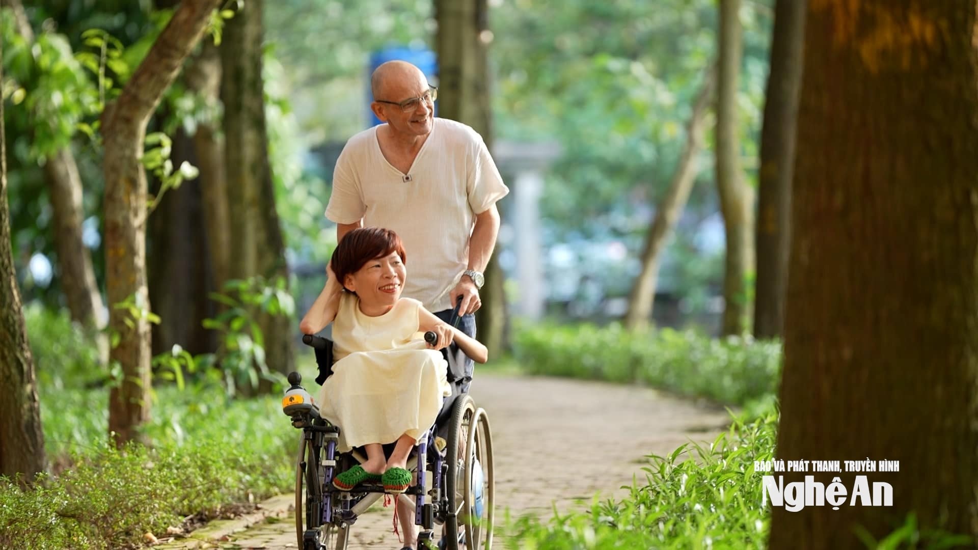 Trên con đường quen thuộc ở công viên Linh Đàm.