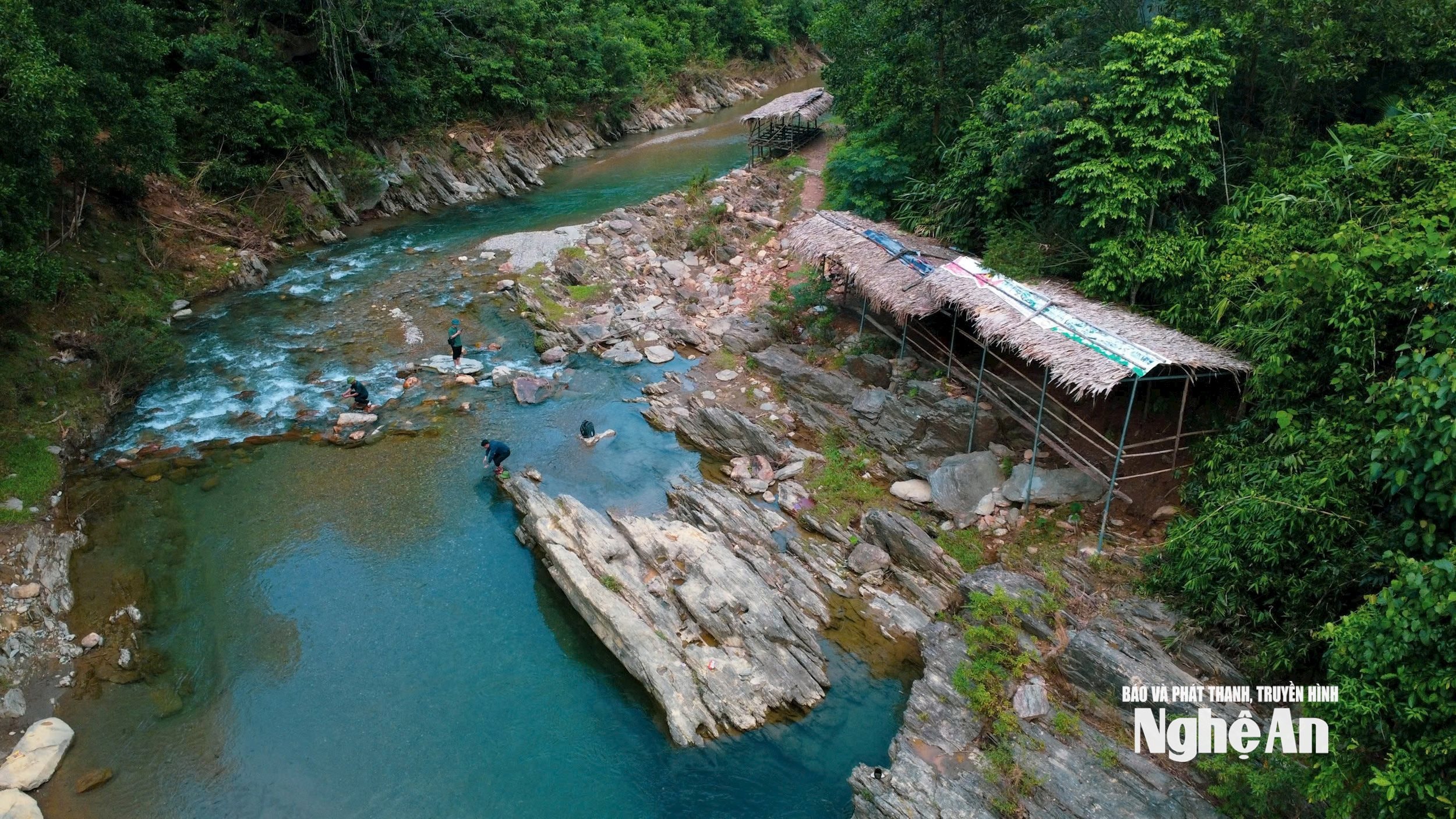 Bên bãi tắm suối Tân Sáng, đã có một số hộ dân hình thành điểm dịch vụ phục vụ khách du lịch. Ảnh: Vĩnh Hoàng