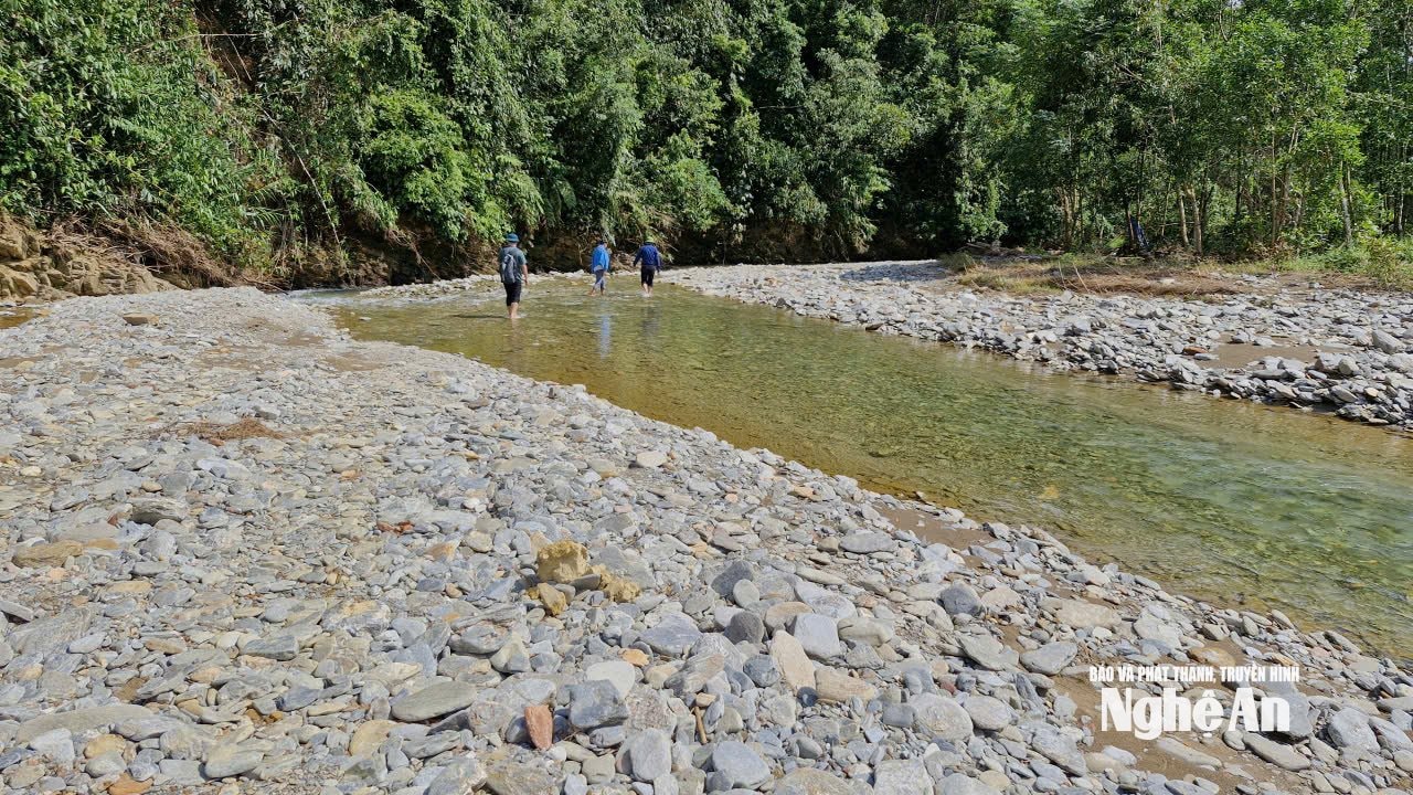 Đường vào thác Mưa, xã Sơn Lâm. Ảnh: Nhật Lân