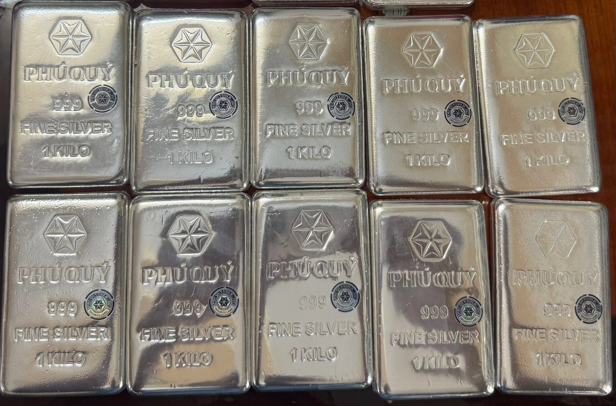 Giá bạc hôm nay 17/10/2025: Tăng vọt cùng giá vàng, người dân xếp hàng chờ mua