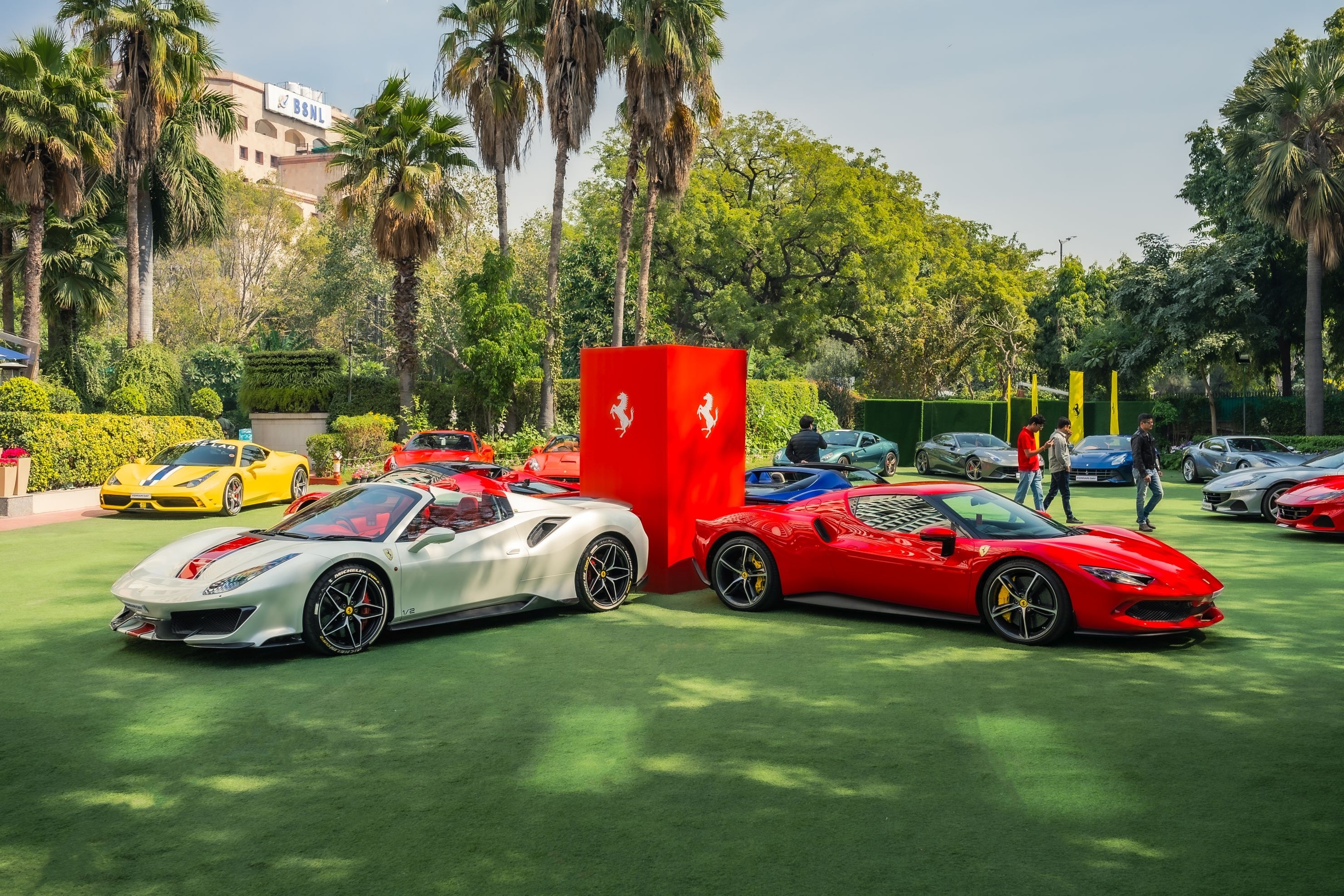 Một mẫu siêu xe Ferrari màu đỏ đang di chuyển trên đường đua, thể hiện tốc độ và hiệu suất.