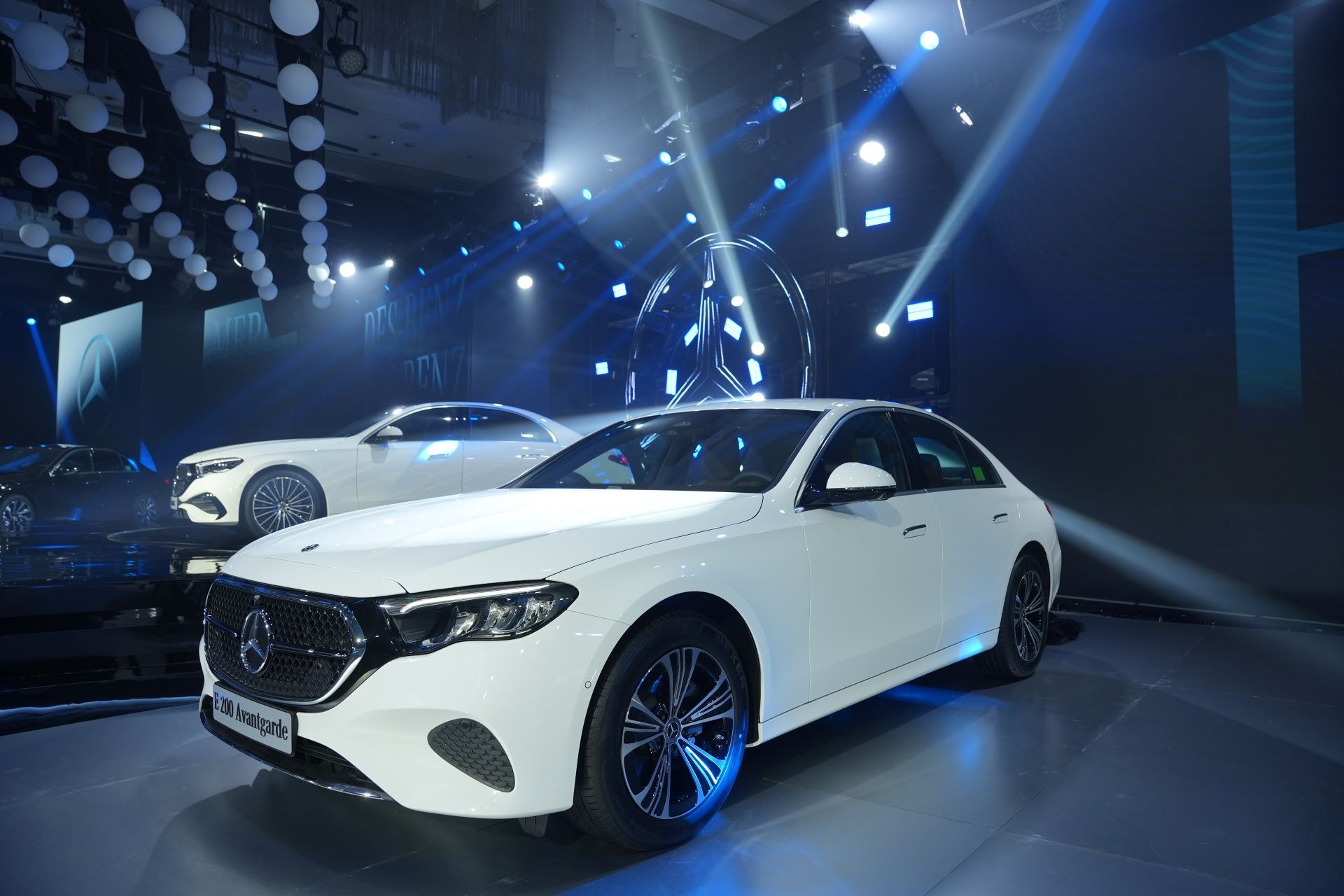 Mercedes-Benz E 200 Avantgarde thế hệ mới có giá 2,449 tỷ đồng