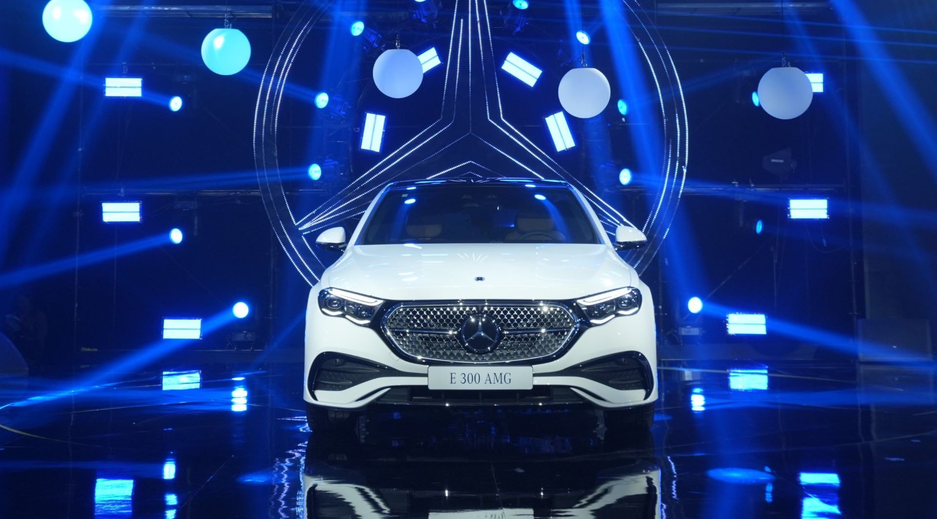 Mercedes-Benz E 300 AMG giá 3,209 tỷ đồng