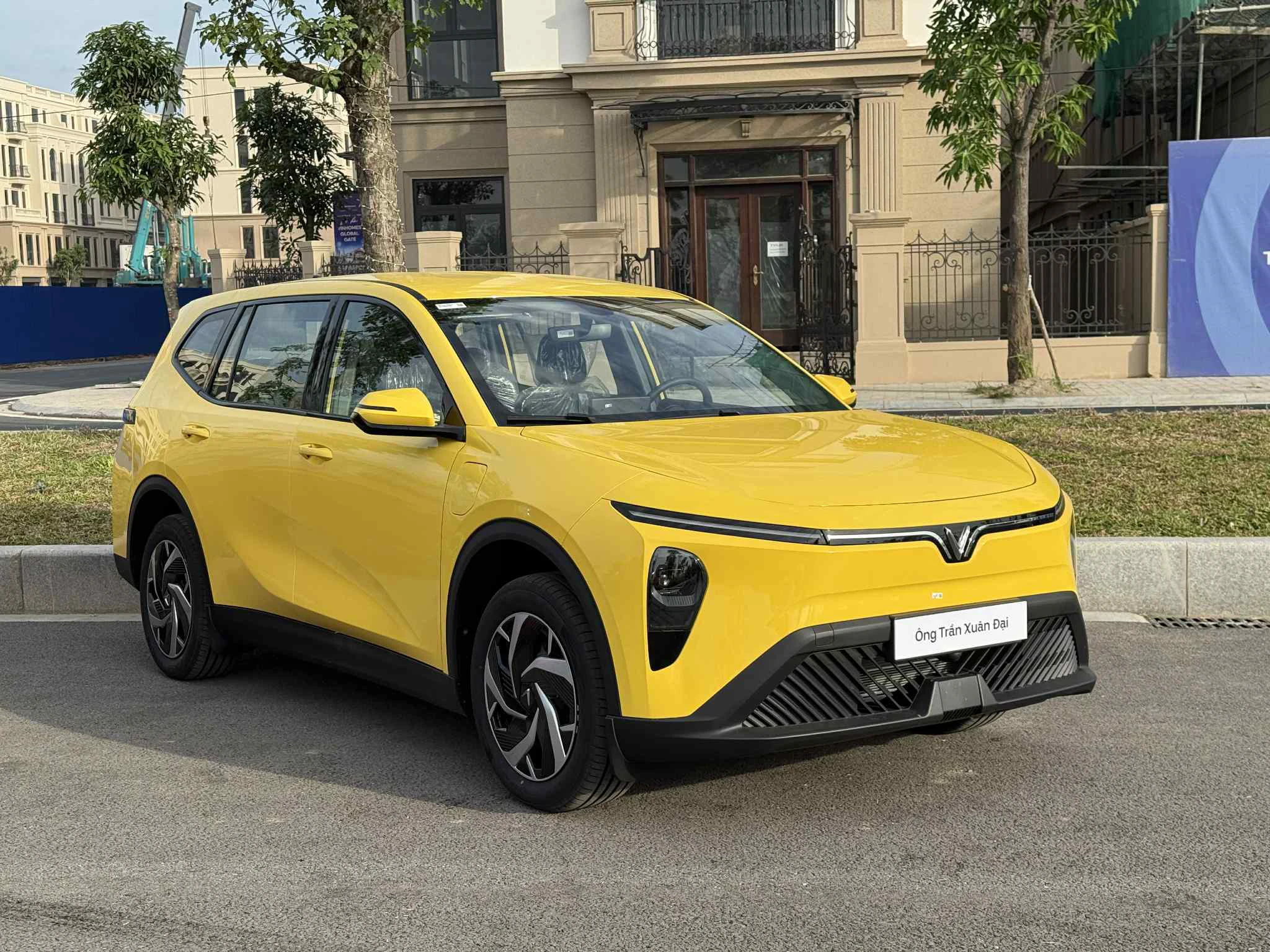 VinFast Limo Green MPV dien 7 cho ngoai that