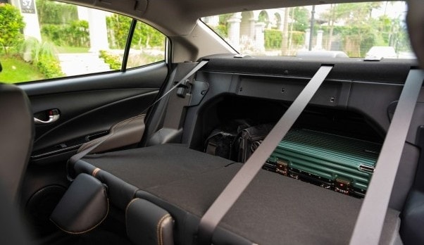 Một chiếc Toyota Vios đang đỗ, thể hiện thiết kế trung tính và bền dáng theo thời gian.