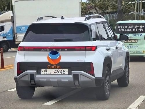 Phần đuôi xe Hyundai Venue 2025 nổi bật với cụm đèn hậu LED nối liền hiện đại.