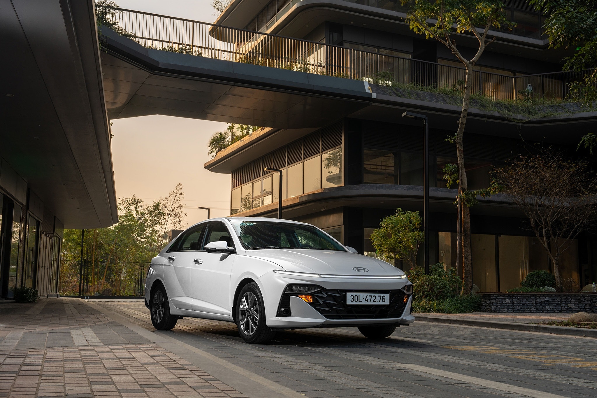 Hyundai Accent màu đỏ đang đỗ trong một showroom ô tô.