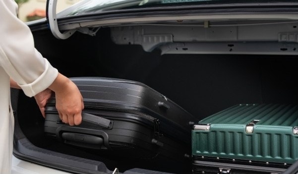 Nội thất khoang lái của một chiếc Toyota Vios, tập trung vào sự thực dụng và độ bền.