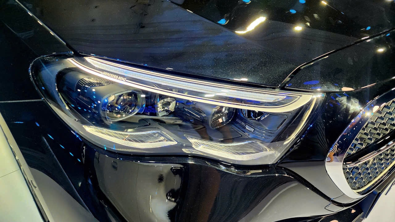 Đèn pha Digital Light trên E-Class mới