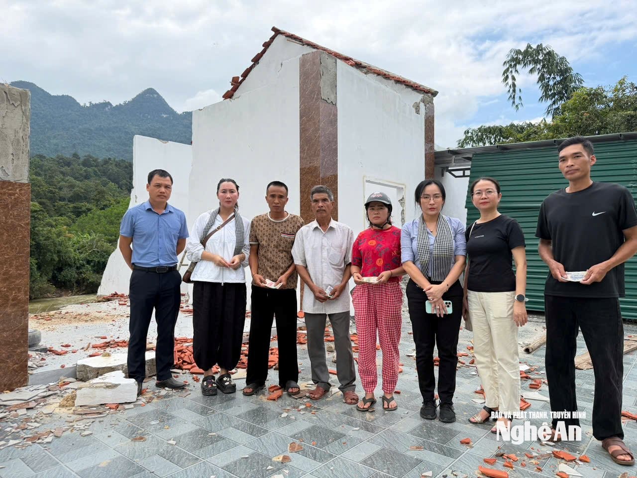 tặng cho hộ gia đình bị trôi hoàn toàn nhà sau cơn bão số 10