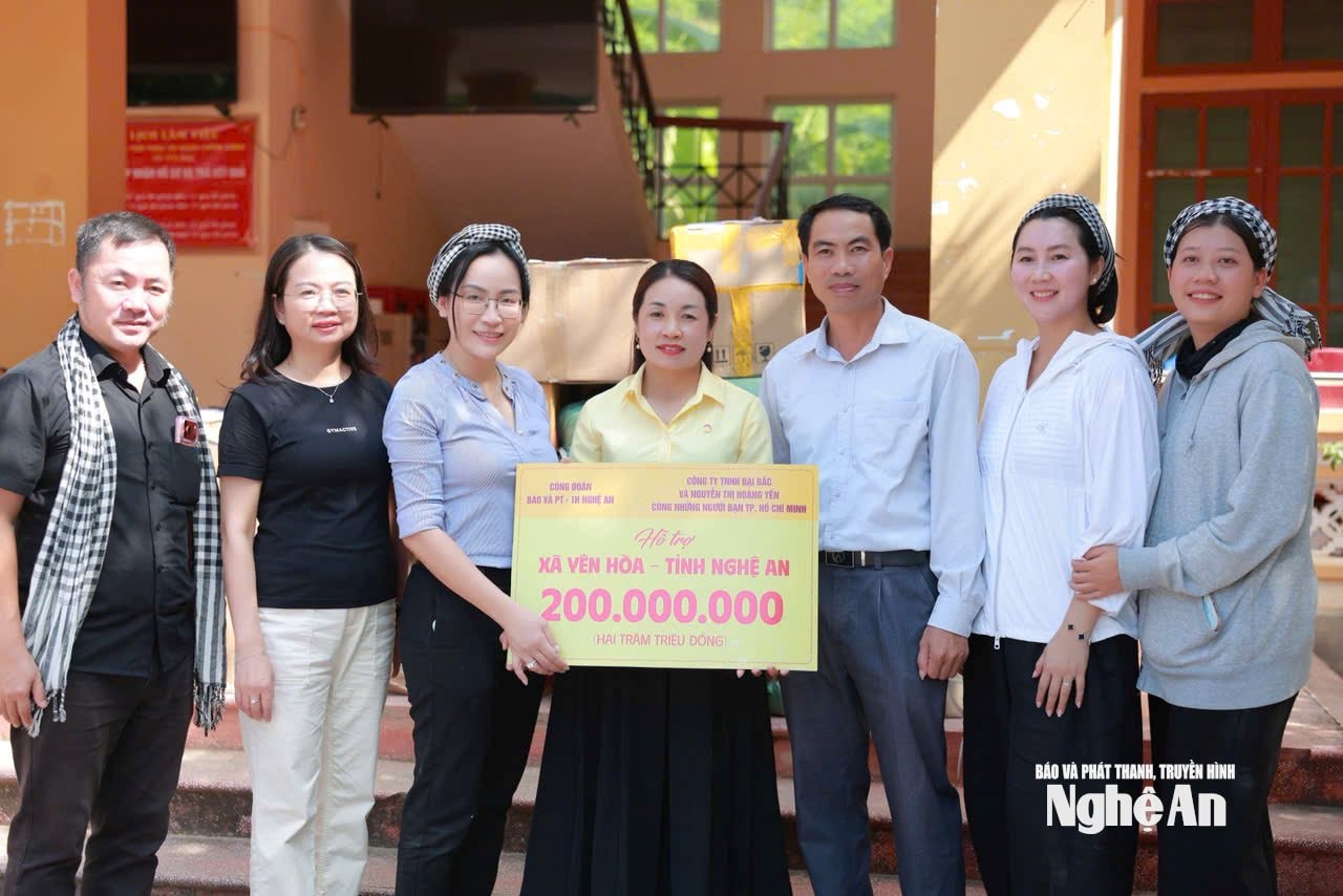 Tặng quà cho nhân dân xã Yên Hoà. Ảnh: P.V