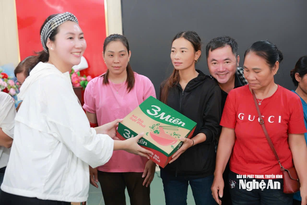 Trao tận tay cho người dân những món quà thiết yếu. Ảnh: PV