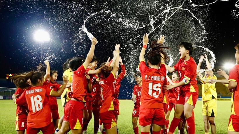 Các cầu thủ U17 nữ Việt Nam ăn mừng chiến thắng.