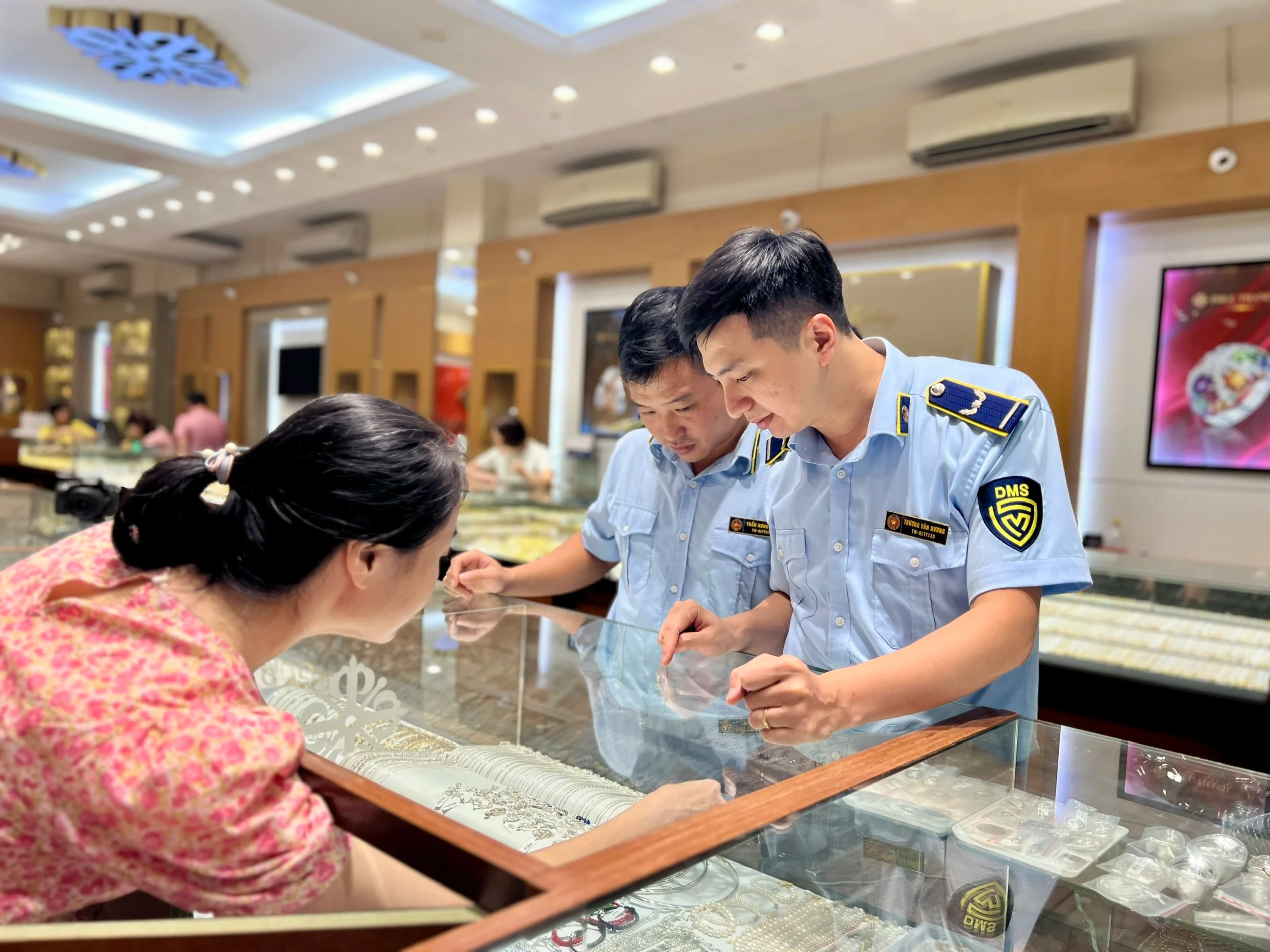 Giá vàng chiều nay 18/10: Bảng giá vàng SJC PNJ ACB, vàng nhẫn BTMC, vàng thế giới