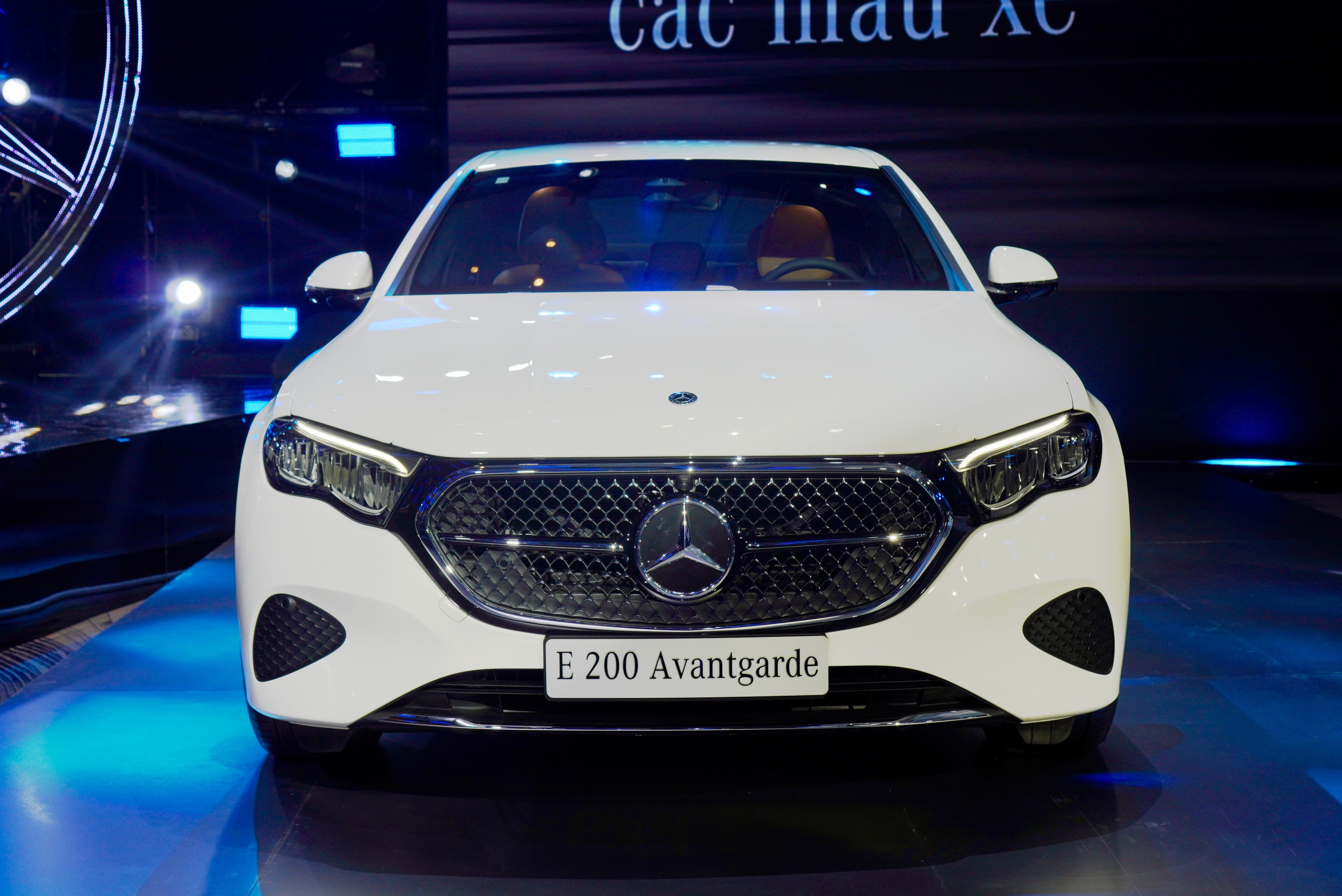 Phần đầu xe Mercedes-Benz E 200 Avantgarde với lưới tản nhiệt họa tiết ngôi sao ba cánh đặc trưng.