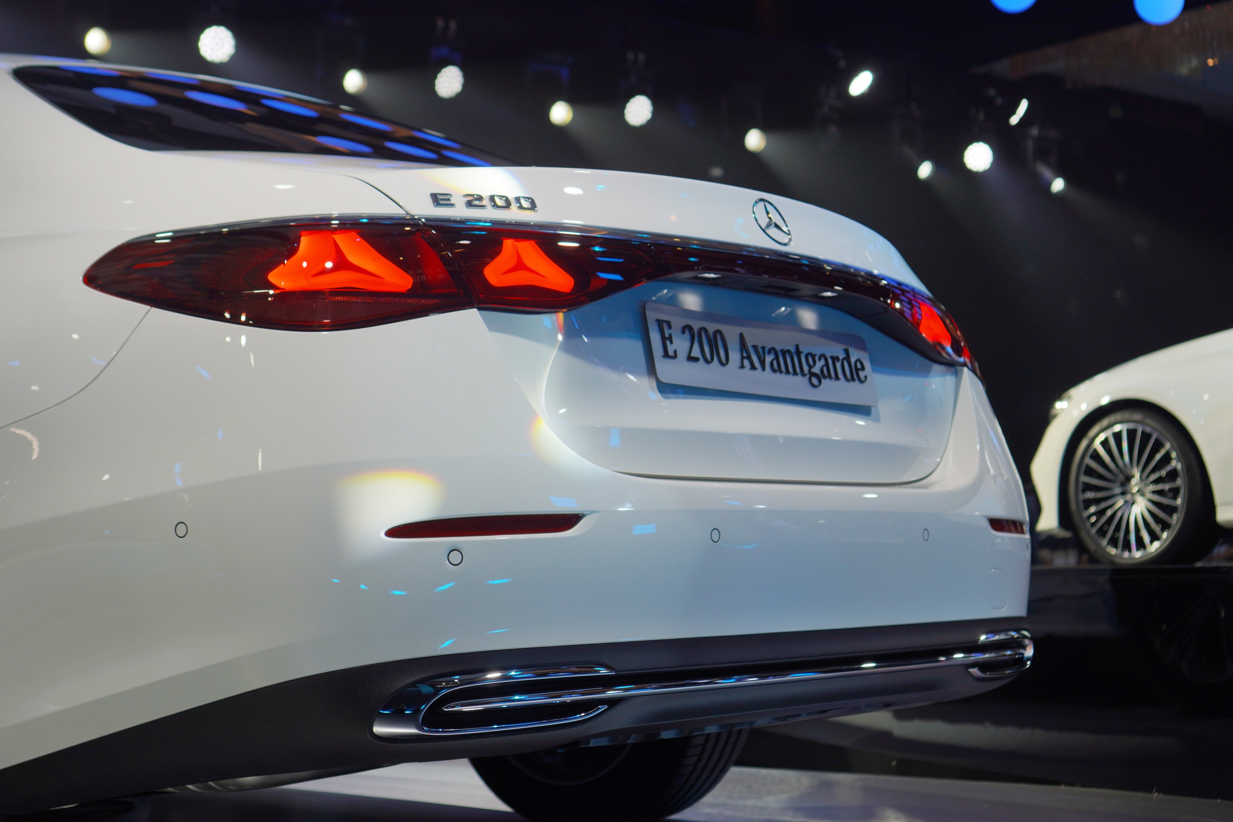 Đuôi xe Mercedes-Benz E 200 Avantgarde trang bị cụm đèn hậu LED với họa tiết ngôi sao.