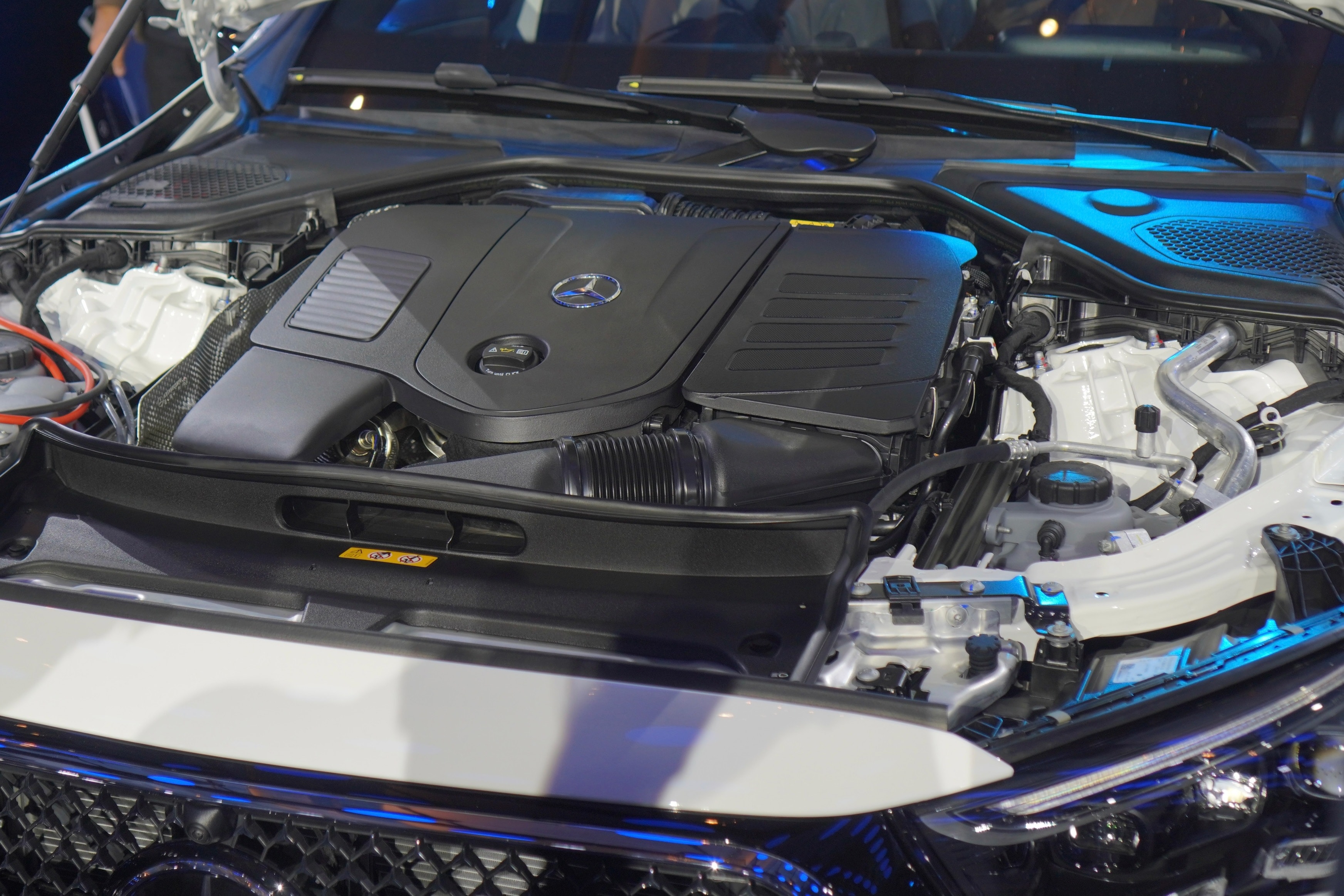 Động cơ M254 2.0L tăng áp với công nghệ mild-hybrid trên Mercedes-Benz E 200 Avantgarde.