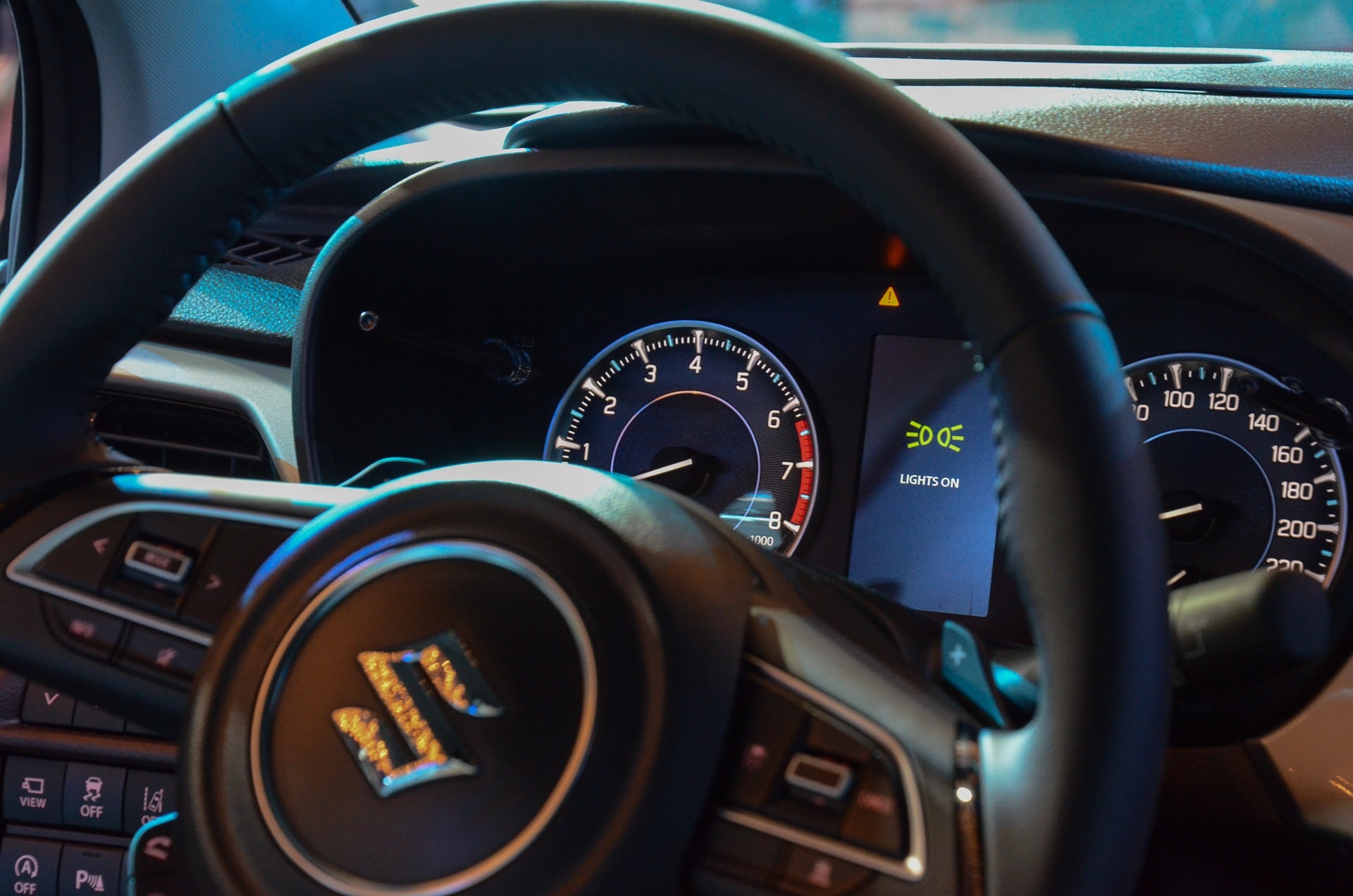 Nội thất Suzuki Fronx với màn hình trung tâm 9 inch và phối màu đen-đỏ.