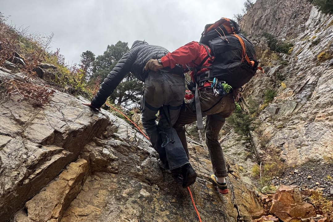 Cận cảnh phần thân vỏ biến dạng của chiếc Ford F-150 với đội cứu hộ đang làm việc tại hiện trường.