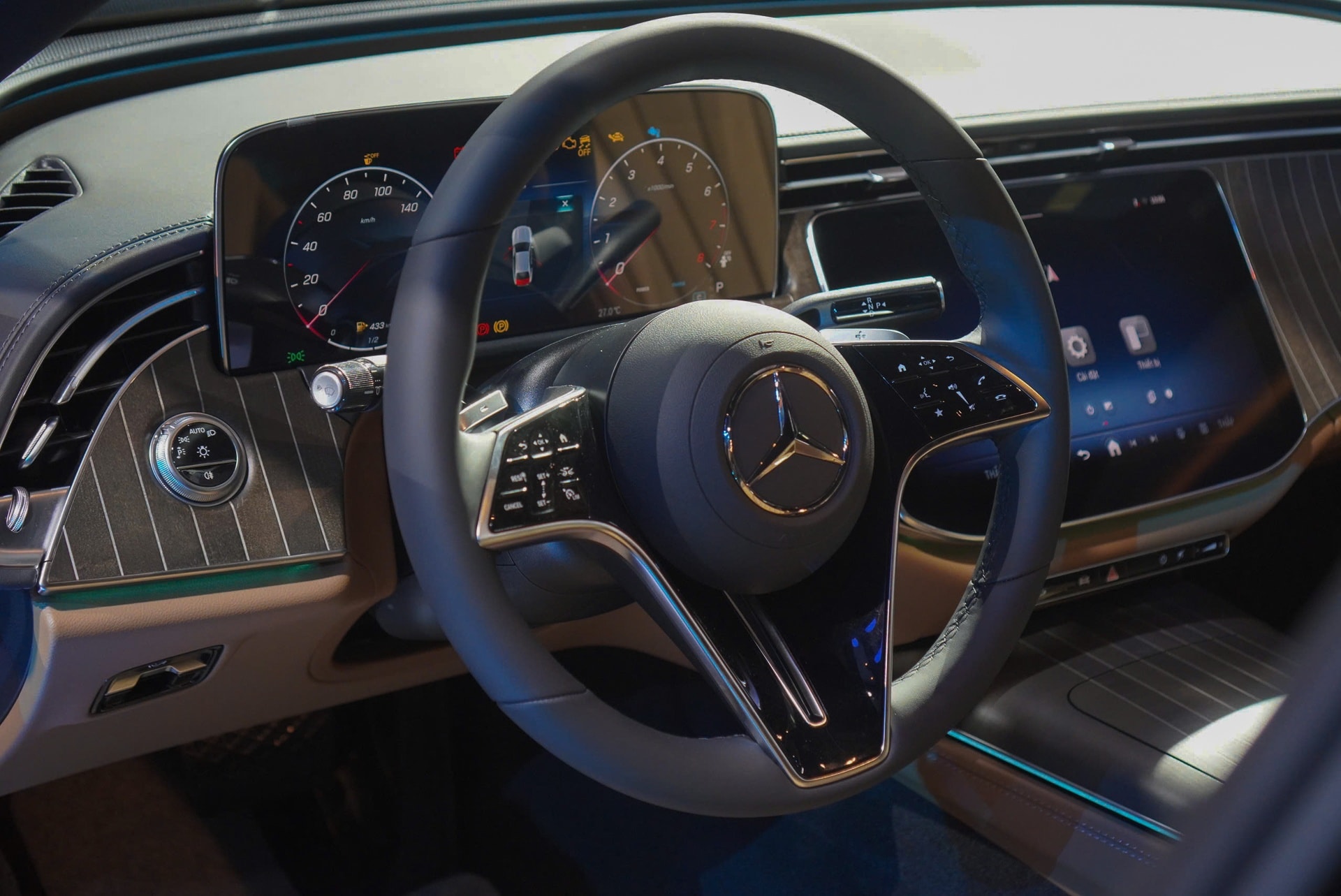 Hàng ghế sau rộng rãi trên Mercedes-Benz E 200 Exclusive.