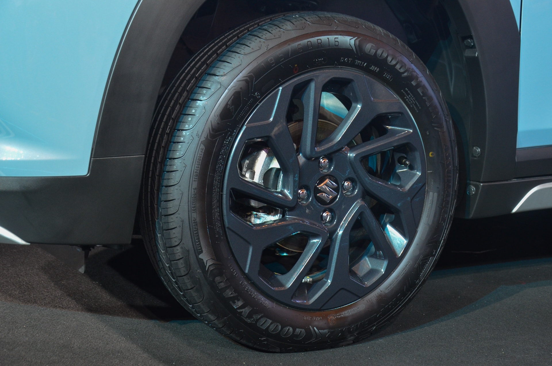 Đuôi xe Suzuki Fronx có dải đèn hậu LED vắt ngang và logo Hybrid.