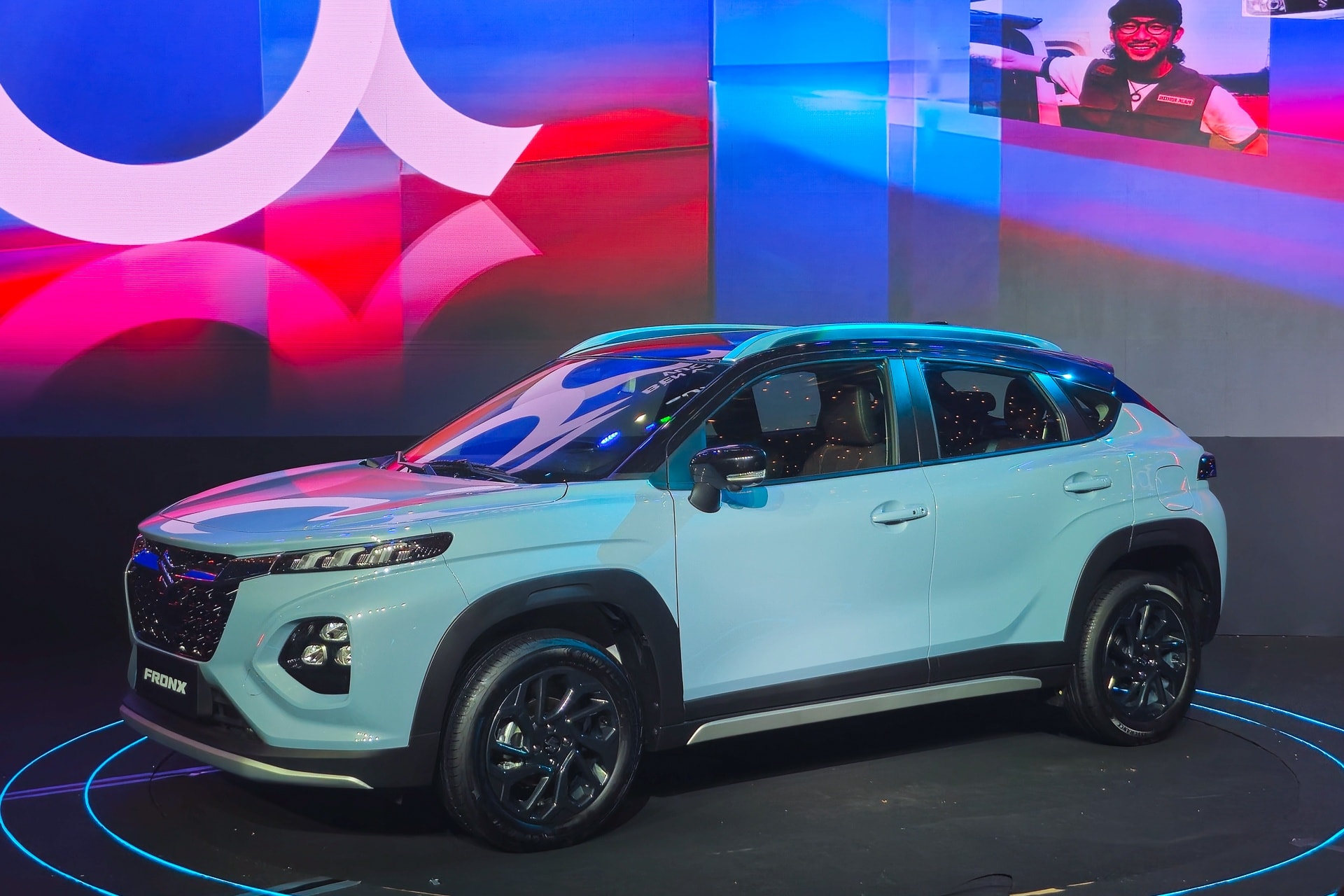 Toàn cảnh Suzuki Fronx với thiết kế lai coupe và màu sơn nổi bật.