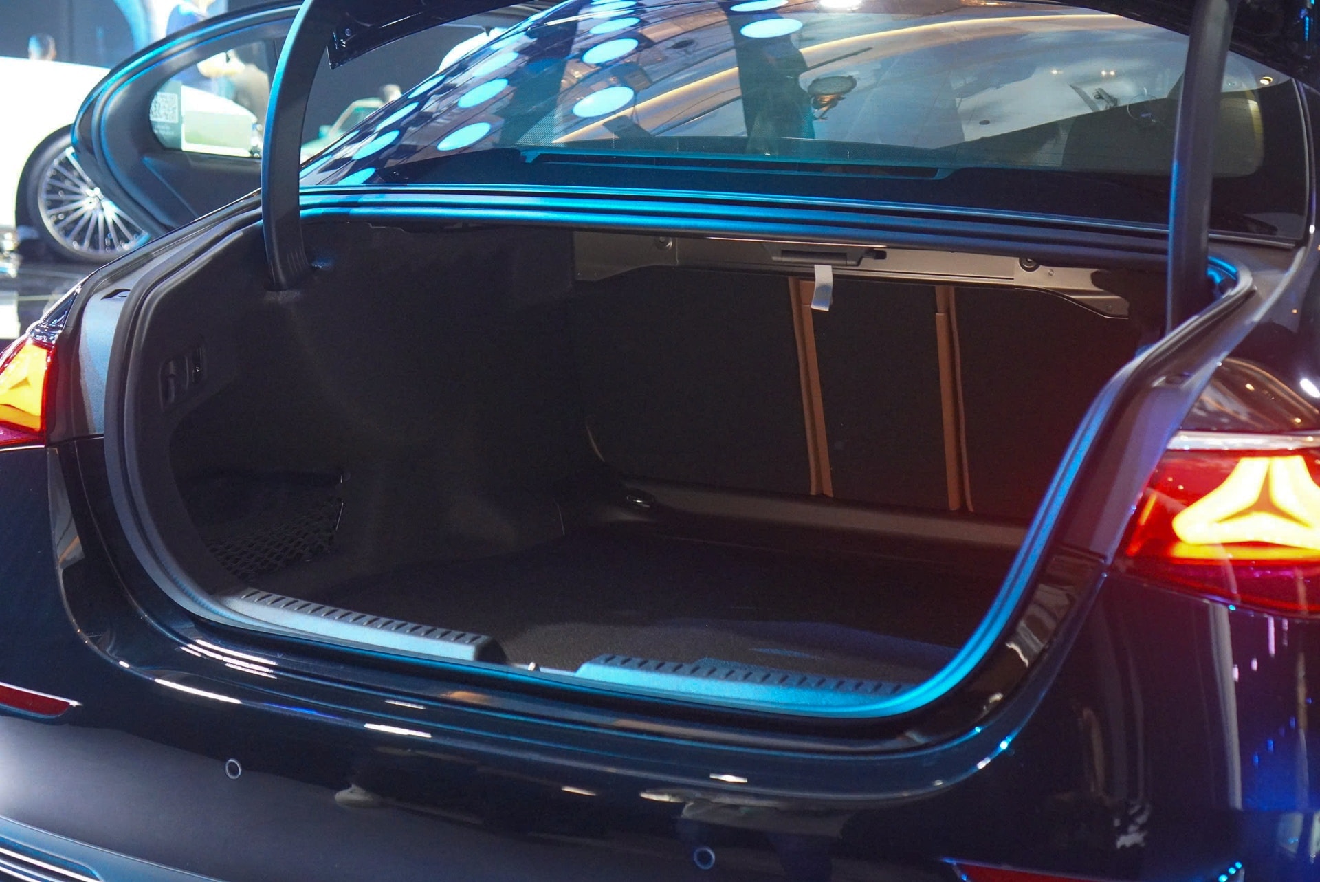 Màn hình trung tâm 14,4 inch tích hợp hệ thống giải trí MBUX trên E 200 Exclusive.